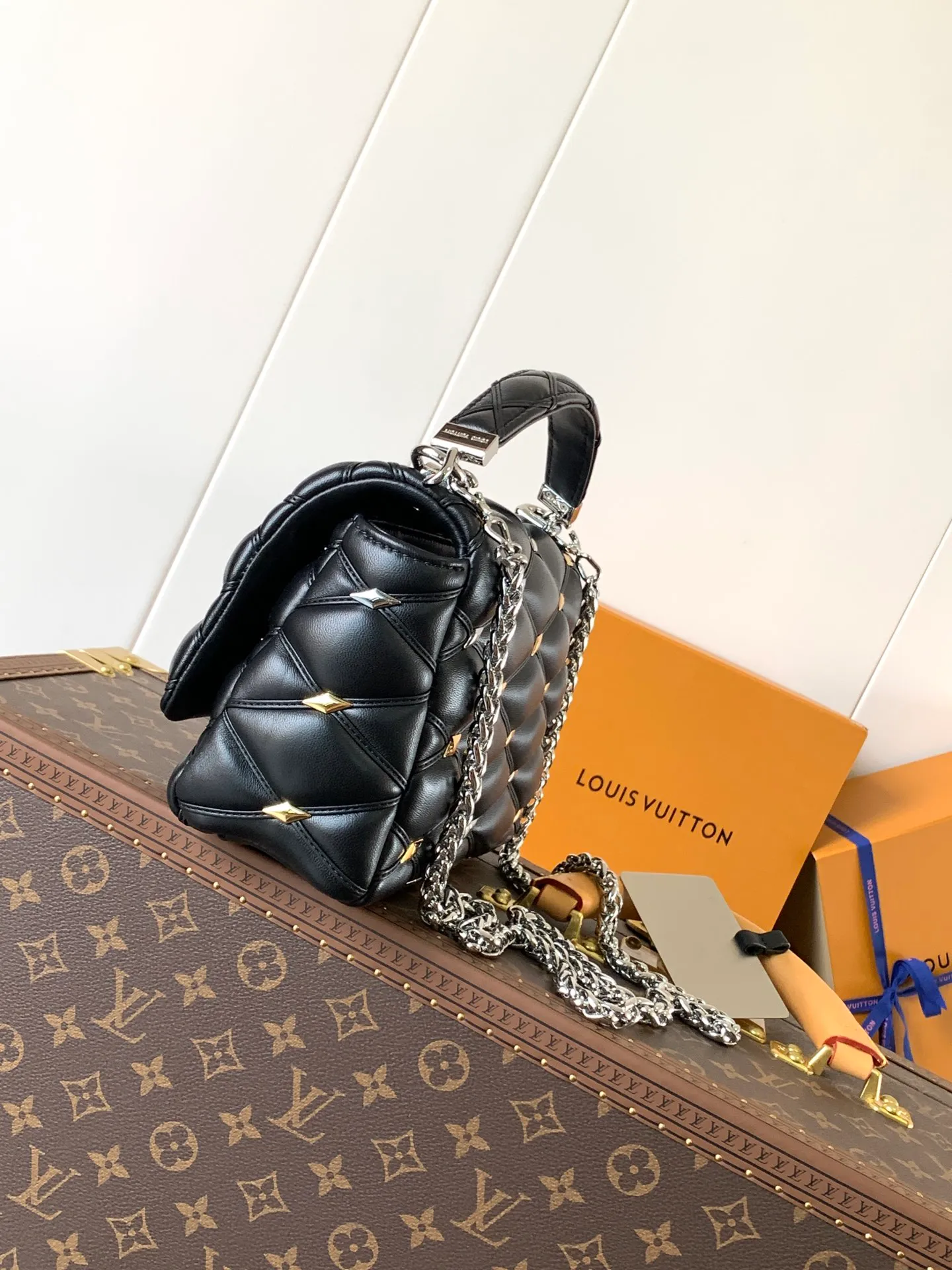 💰1380 (top layer leather) top original order, code change chip M24151 black willow diamond M24151 nude pink willow diamond M23045 dark gray M22891 beige M23601 brown M22891 black M12338 vanilla M24465 pink gradient M23682 dark blue M12434 blue gradient M22891 blue and white grid M22891 red and white checkered M25107 silver M22891 patent leather M22892 black pink gradient M24186 light blue gradient M24465 nude pink gradient M12567 burgundy M11374 black hardware M12332 light coffee color M22890 white leather black stripes Top original custom leather ~ colors are being updated continuously! This medium GO-14 bag is crafted from rich sheepskin leather with a quilted pattern that pays homage to the brand's traditional luggage designs. The Twist lock makes a striking statement, and the top handle can be carried by hand alone, or it can be transformed into a leather shoulder pad on the sliding chain strap for comfortable shoulder or cross-body wear. Dimensions: 23 x 16 x 10cm