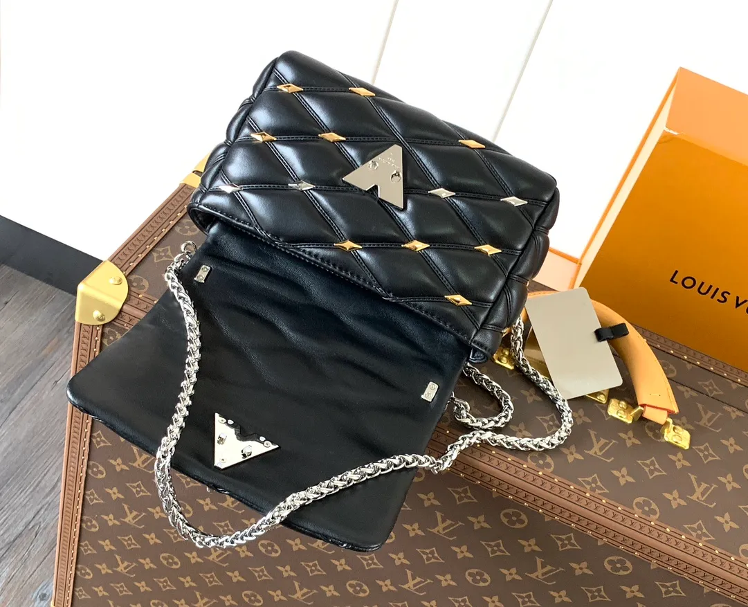 💰1380 (top layer leather) top original order, code change chip M24151 black willow diamond M24151 nude pink willow diamond M23045 dark gray M22891 beige M23601 brown M22891 black M12338 vanilla M24465 pink gradient M23682 dark blue M12434 blue gradient M22891 blue and white grid M22891 red and white checkered M25107 silver M22891 patent leather M22892 black pink gradient M24186 light blue gradient M24465 nude pink gradient M12567 burgundy M11374 black hardware M12332 light coffee color M22890 white leather black stripes Top original custom leather ~ colors are being updated continuously! This medium GO-14 bag is crafted from rich sheepskin leather with a quilted pattern that pays homage to the brand's traditional luggage designs. The Twist lock makes a striking statement, and the top handle can be carried by hand alone, or it can be transformed into a leather shoulder pad on the sliding chain strap for comfortable shoulder or cross-body wear. Dimensions: 23 x 16 x 10cm