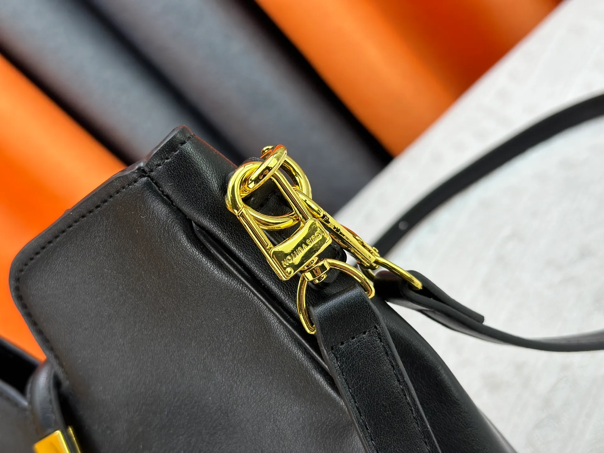 P300 small size M120693 M119563 Louis Vuitton's new style has quietly returned to the minimalist elegance. This new design has soft lines and uses the Hobo outline to outline a casual sense of calmness. This is a bag that deliberately attracts attention and captures people's hearts with its low-key and restrained charm. Internal zipper pocket Size: small 24.5x21.5x5cm large 36×29.5×7cm