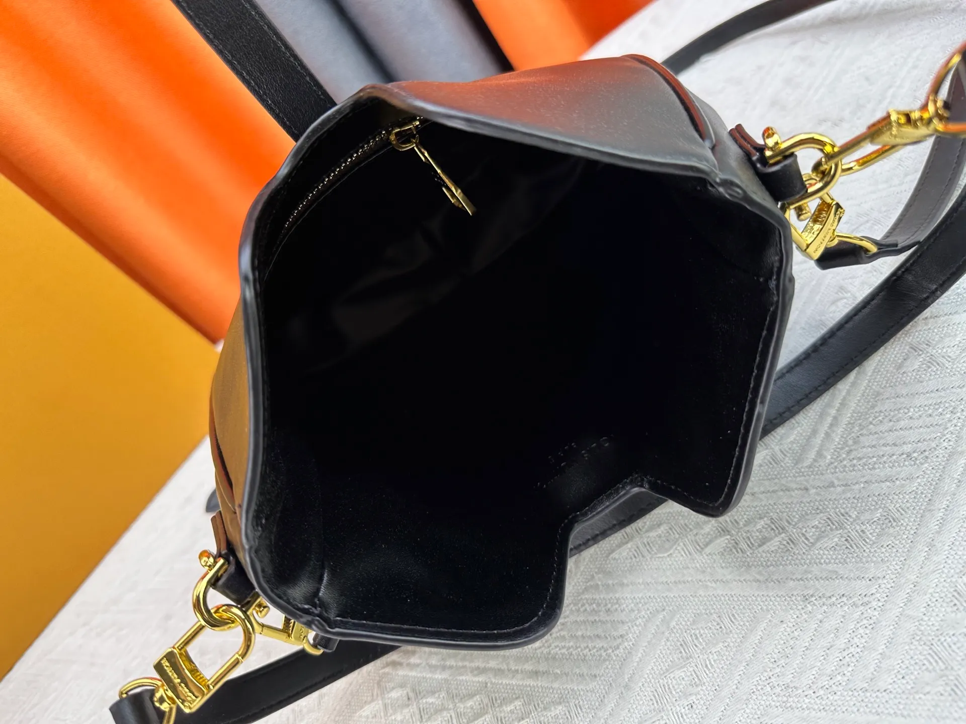 P300 small size M120693 M119563 Louis Vuitton's new style has quietly returned to the minimalist elegance. This new design has soft lines and uses the Hobo outline to outline a casual sense of calmness. This is a bag that deliberately attracts attention and captures people's hearts with its low-key and restrained charm. Internal zipper pocket Size: small 24.5x21.5x5cm large 36×29.5×7cm