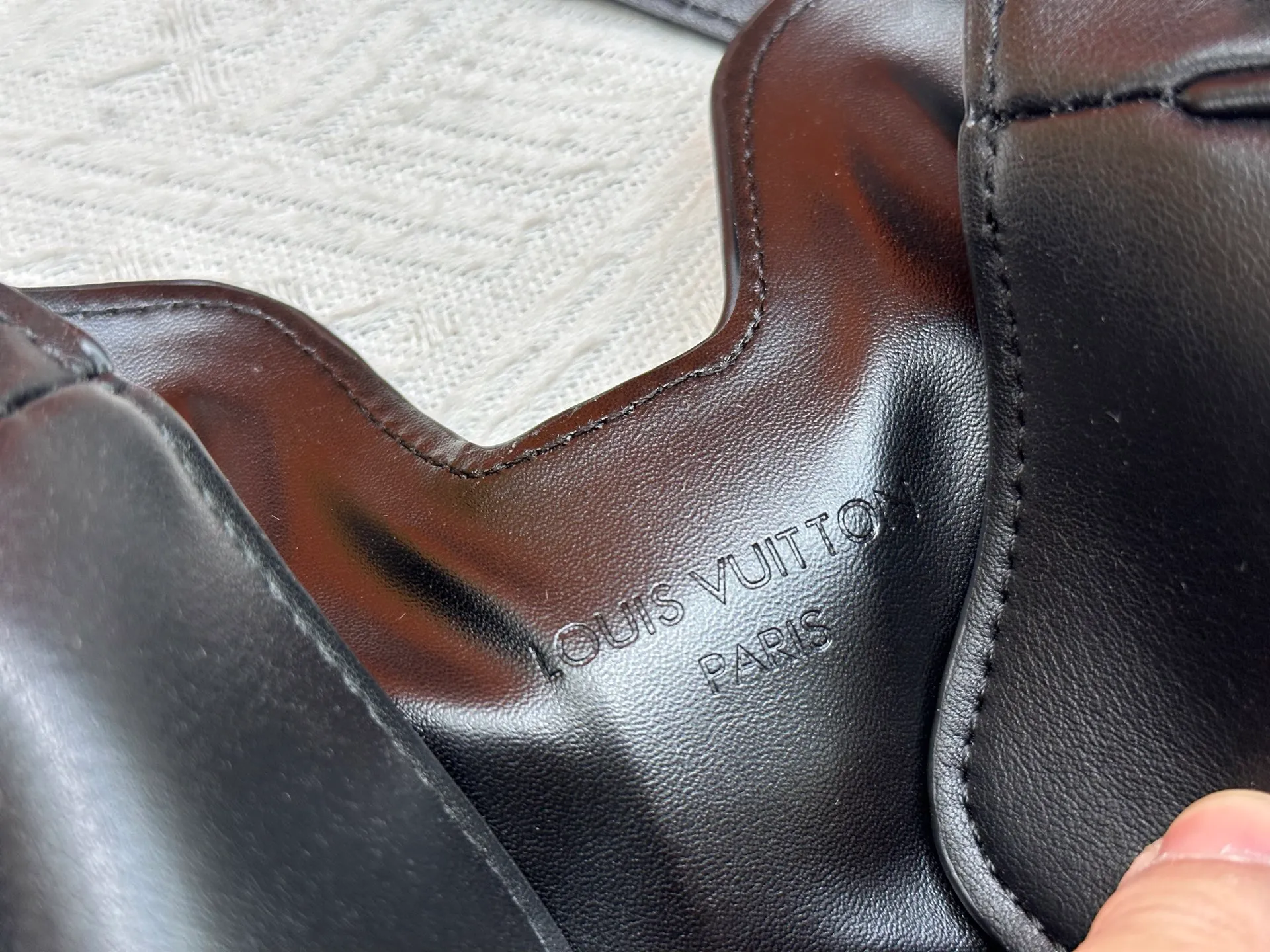 P300 small size M120693 M119563 Louis Vuitton's new style has quietly returned to the minimalist elegance. This new design has soft lines and uses the Hobo outline to outline a casual sense of calmness. This is a bag that deliberately attracts attention and captures people's hearts with its low-key and restrained charm. Internal zipper pocket Size: small 24.5x21.5x5cm large 36×29.5×7cm