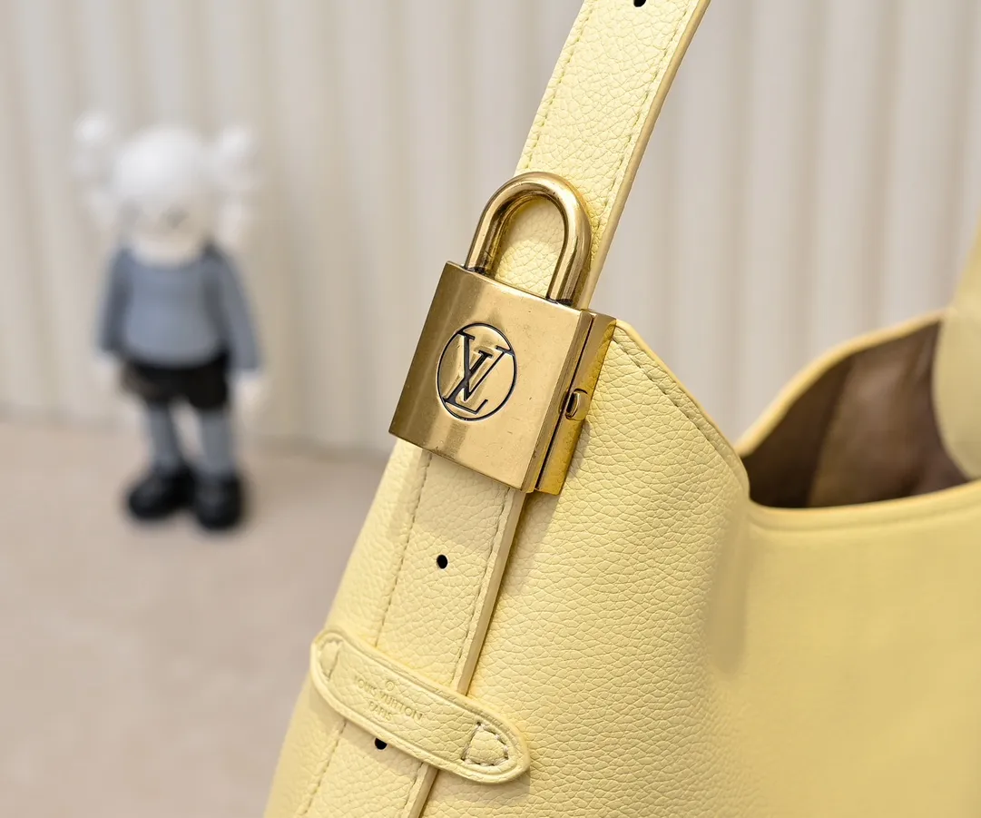 💰Large 150. Small 280💰Upgraded original (imitation original) M24988 M24974 M24856 M25022 M25352 M25353 M25354 This Low Key Hobo handbag is made of smooth cow leather with suede cow leather lining. It can accommodate short wallets, large smartphones, keys and other small items. The shoulder strap is adjustable with a padlock buckle, and a removable Monogram canvas zippered interior pocket keeps it organized. Dimensions: Large 31.0 x 35.0 x 18.0 cm (L x H x W), Small 24.0 x 28.0 x 16.0 cm (L x H x W)