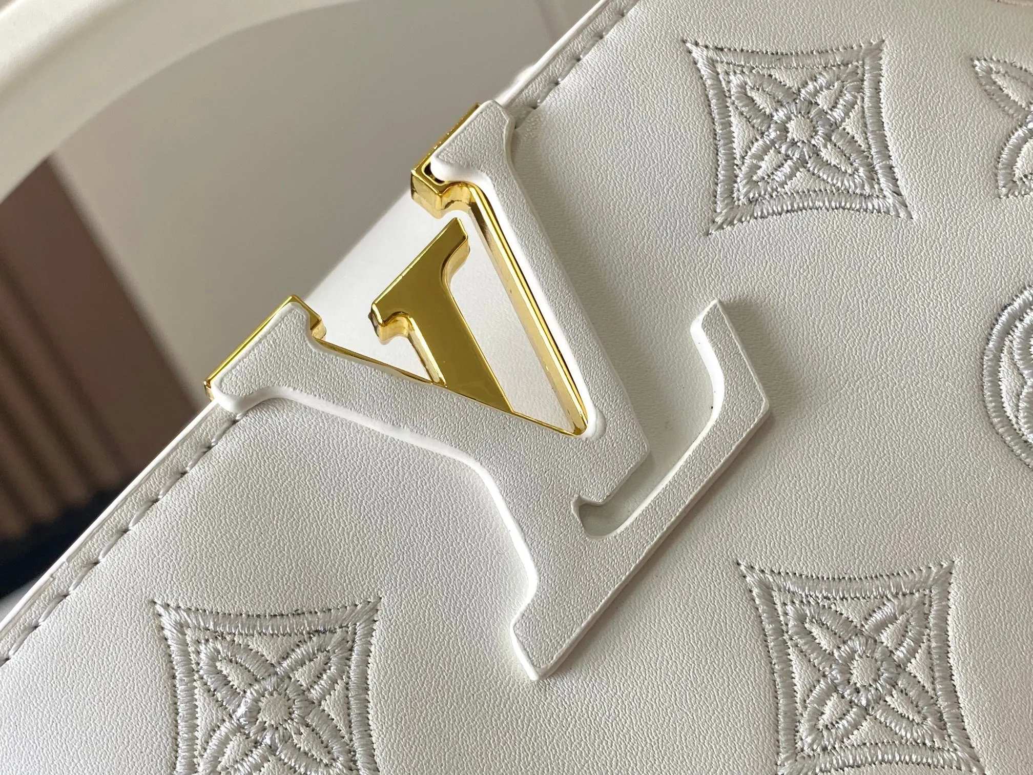 Upgraded version P440 M20741 Bourdon stitch embroidered gold buckle This Capucines mini handbag comes from the LV Broderie Anglaise capsule series designed by Nicolas Ghesquière, which transfers the embroidery technology in the ready-to-wear series to this. For the first time, the Monogram pattern appears on cow leather through cutting, and is embellished with Bourdon stitching, which is exquisitely crafted with craftsmanship.  Detailed features 21 x 14 x8 cm (length x height x width)