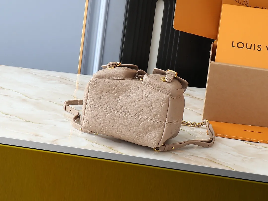 💰260💰Upgraded from the original M12987 M47074 M47072 M47106 This Backup backpack reinterprets the fresh tones of the LV Milky Way series with soft touches, using Monogram Empreinte leather with elegant metal hardware. Multiple pockets designed to easily store large wallets and travel essentials. Dimensions: 20.0 x 22.0 x 14.0 cm (length x height x width)