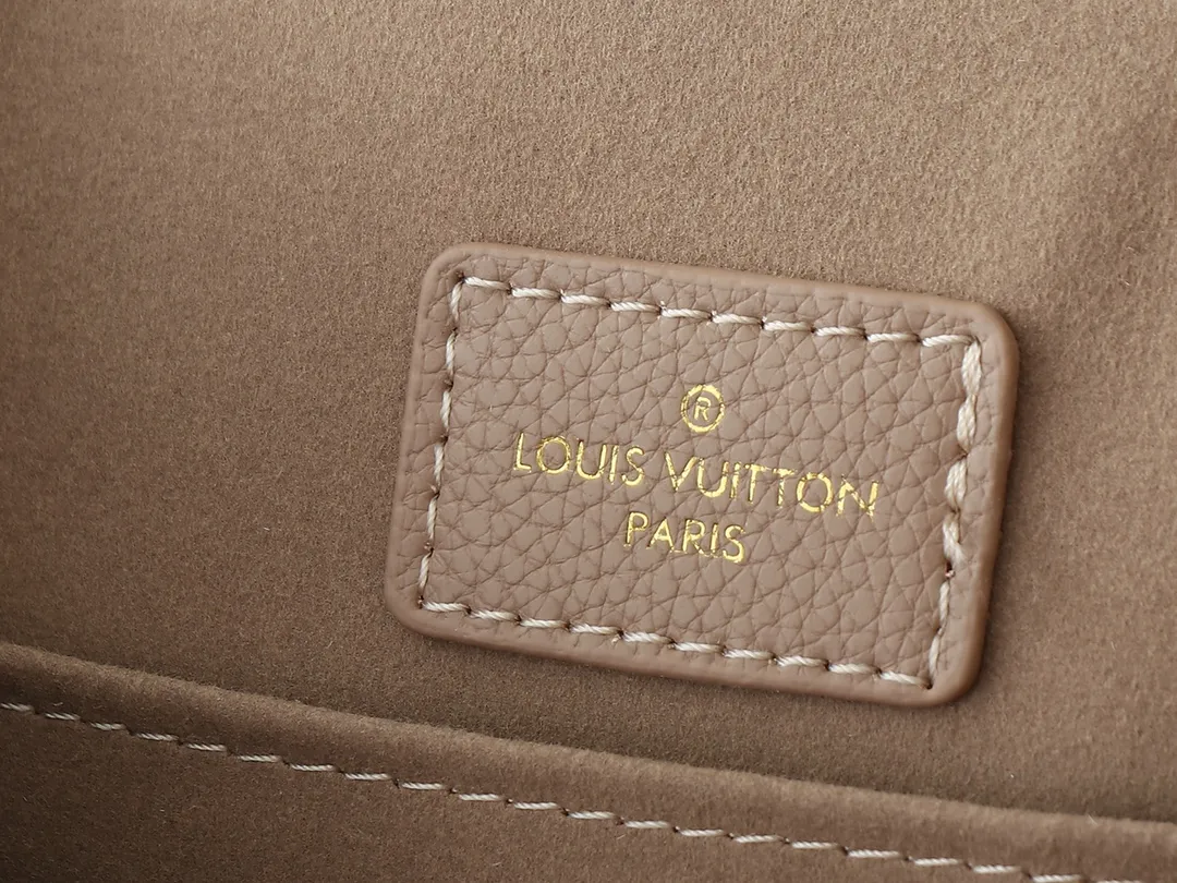 💰260💰Upgraded from the original M12987 M47074 M47072 M47106 This Backup backpack reinterprets the fresh tones of the LV Milky Way series with soft touches, using Monogram Empreinte leather with elegant metal hardware. Multiple pockets designed to easily store large wallets and travel essentials. Dimensions: 20.0 x 22.0 x 14.0 cm (length x height x width)