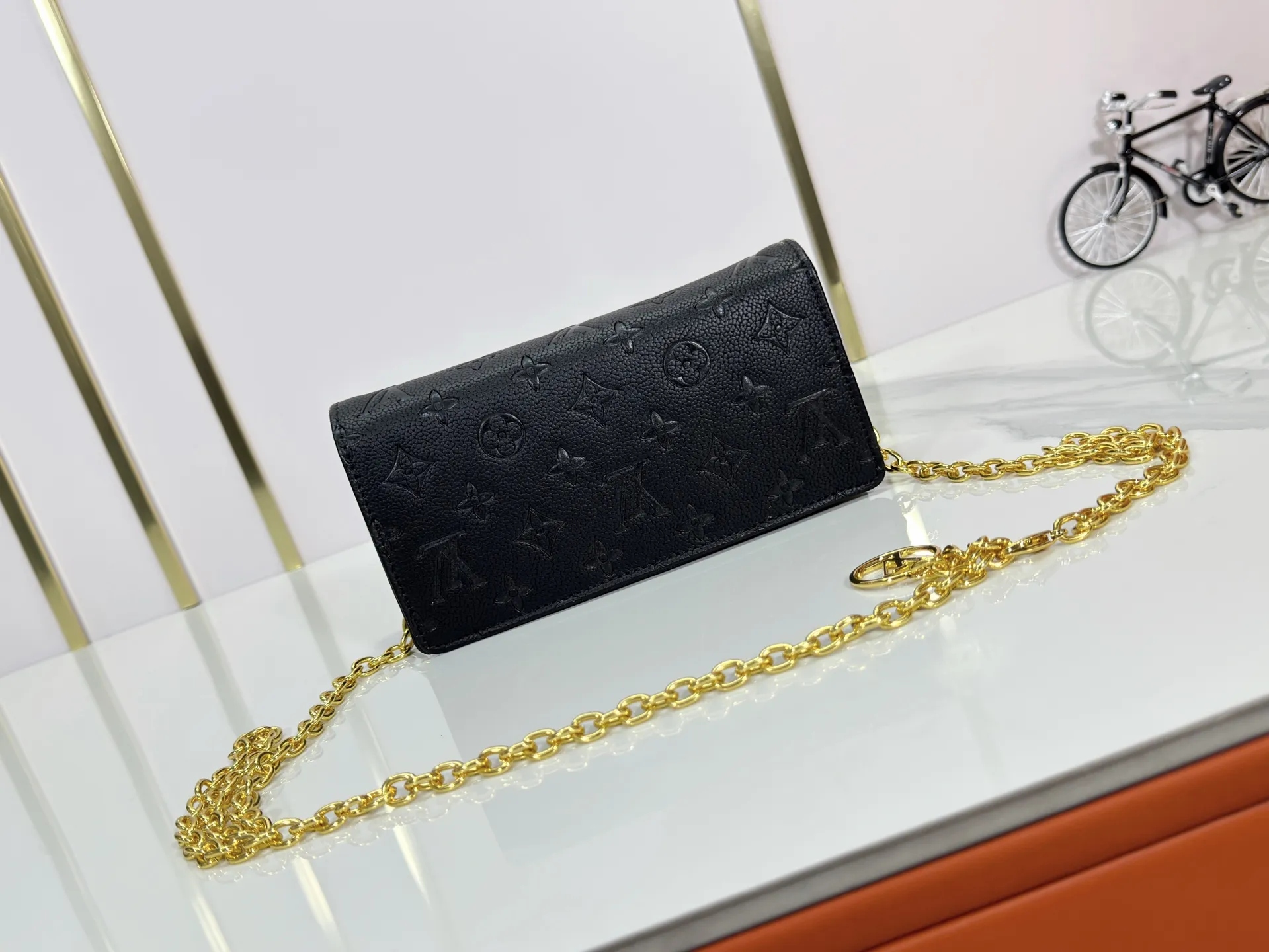 P200 upgrades the original M83233 Wallet On Chain Metis, which is made of grained Monogram Empreinte leather with the brand's Monogram pattern embossed on it. The appearance has a distinctive trapezoidal design, the front flap is fixed with an S-lock, and the full leather embossed chain cover woc shoulder bag is inherited from the classic Louis Vuitton suitcase. Detachable chain allows for cross-body wear. Dimensions: 22.0 x 15.0 x 5.5 cm