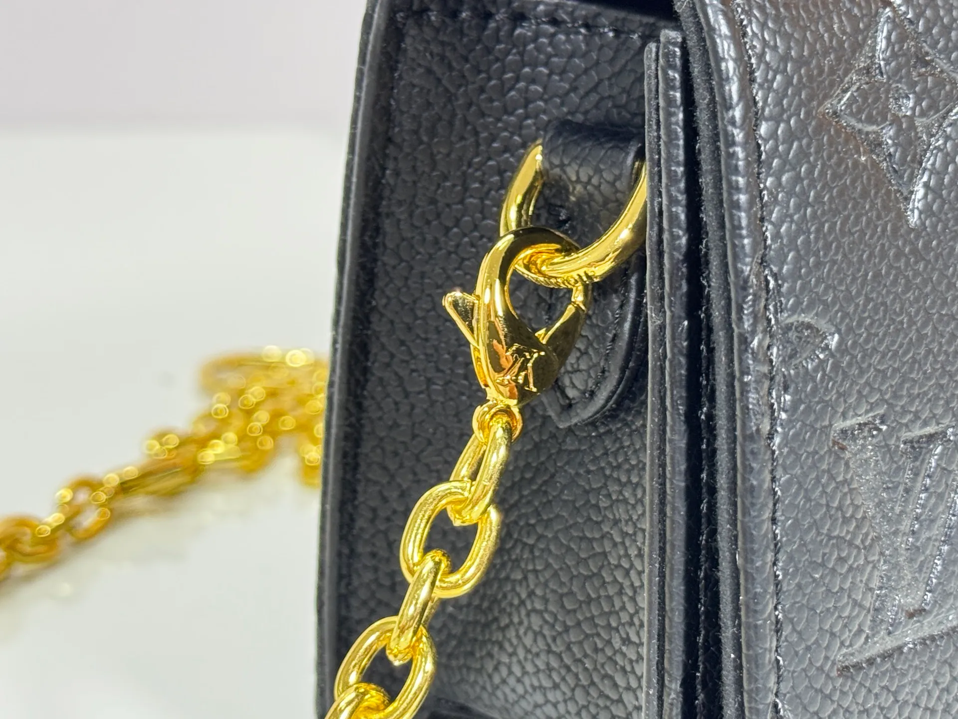 P200 upgrades the original M83233 Wallet On Chain Metis, which is made of grained Monogram Empreinte leather with the brand's Monogram pattern embossed on it. The appearance has a distinctive trapezoidal design, the front flap is fixed with an S-lock, and the full leather embossed chain cover woc shoulder bag is inherited from the classic Louis Vuitton suitcase. Detachable chain allows for cross-body wear. Dimensions: 22.0 x 15.0 x 5.5 cm
