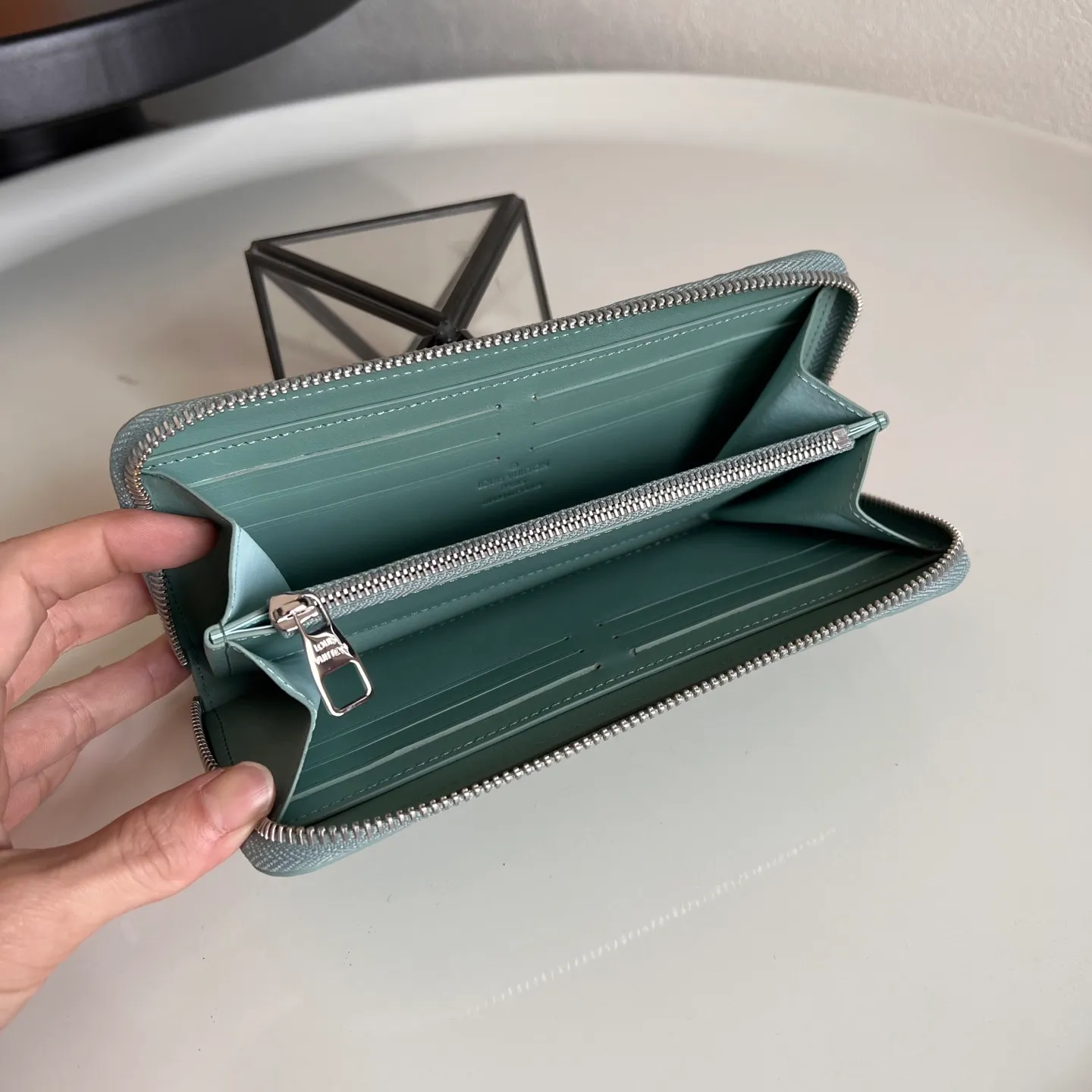 Factory price 460 [Top original order] M14142 green Louis Vuitton Clémence wallet is a model of organic integration of rich practical functions and elegant and compact design. Crafted from iconic Monogram canvas, the bright leather zippers and lining exude a feminine yet lively feel. 20 x 9 x 2 cm (length x height x width)
