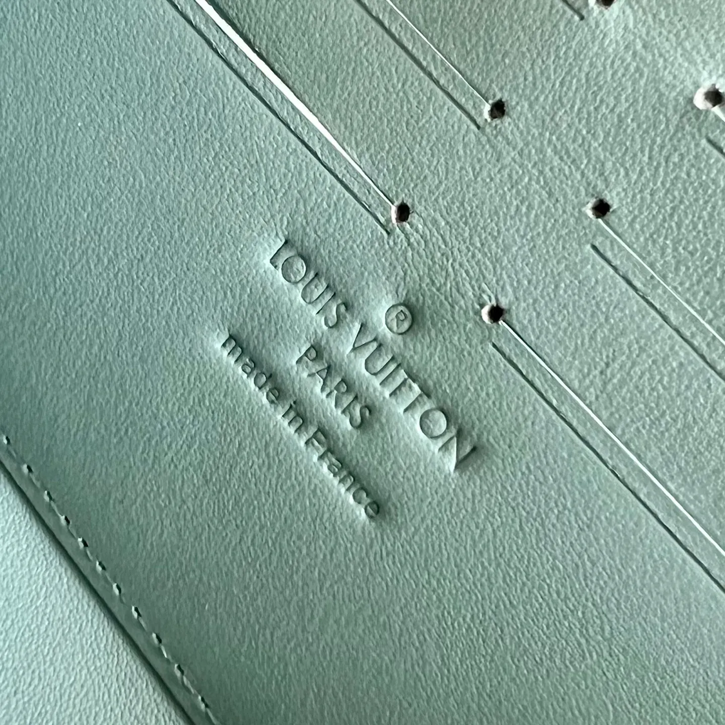Factory price 460 [Top original order] M14142 green Louis Vuitton Clémence wallet is a model of organic integration of rich practical functions and elegant and compact design. Crafted from iconic Monogram canvas, the bright leather zippers and lining exude a feminine yet lively feel. 20 x 9 x 2 cm (length x height x width)