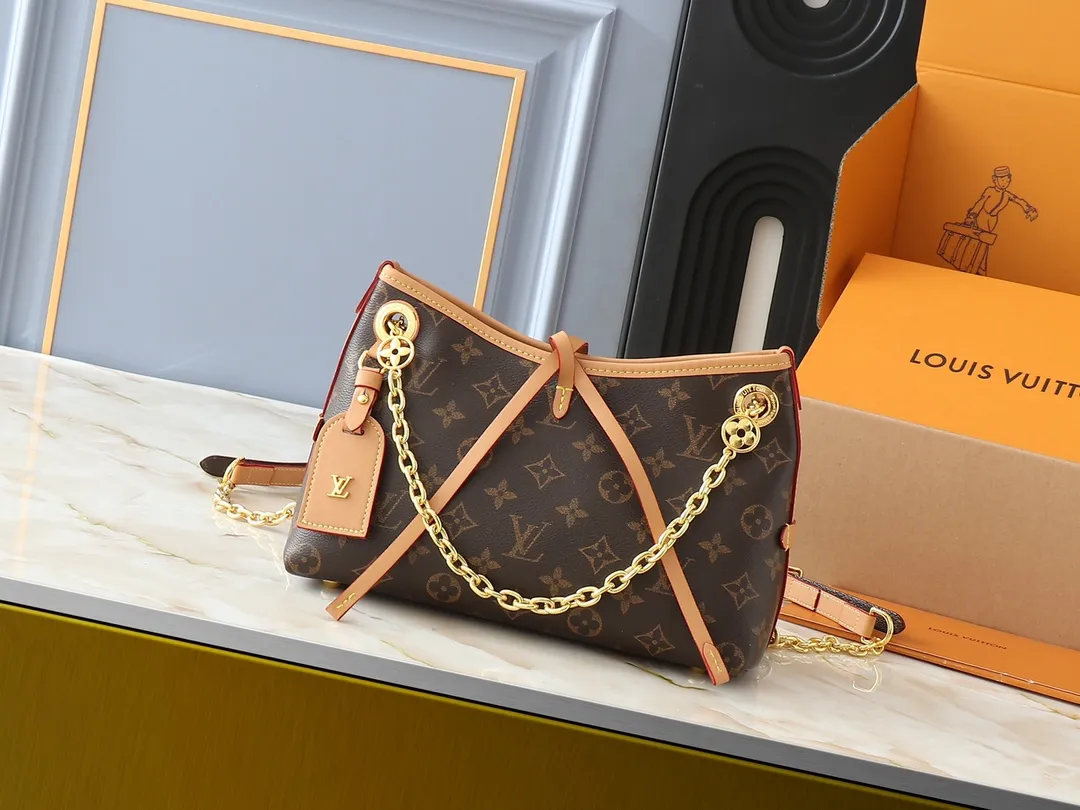 💰220💰Upgraded from the original M13014 M24860. This CarryAll BB handbag is made of Monogram canvas and decorated with Monogram flowers on the dazzling chain, lighting up day and night occasions with a trendy look. A leather name tag complements the lace-up closure, and an interior zippered pocket provides easy access to your credit cards. Dimensions: 26.0 x 17.0 x 10.0 cm (length x height x width)