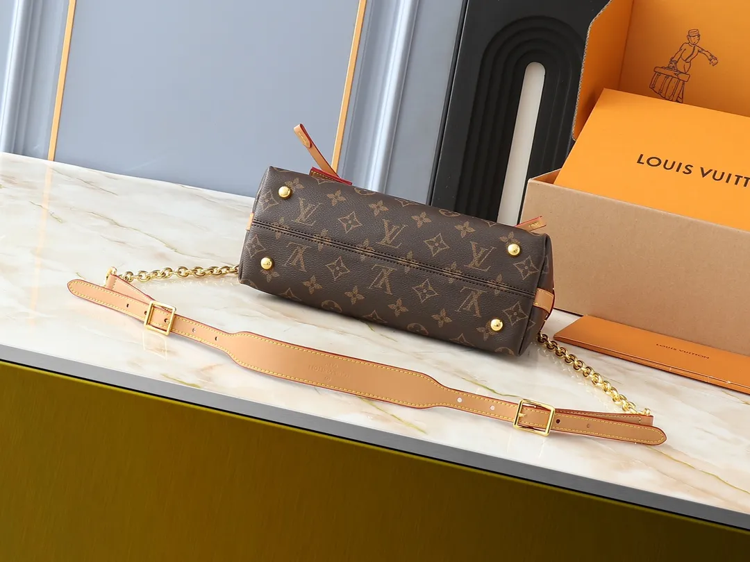 💰220💰Upgraded from the original M13014 M24860. This CarryAll BB handbag is made of Monogram canvas and decorated with Monogram flowers on the dazzling chain, lighting up day and night occasions with a trendy look. A leather name tag complements the lace-up closure, and an interior zippered pocket provides easy access to your credit cards. Dimensions: 26.0 x 17.0 x 10.0 cm (length x height x width)