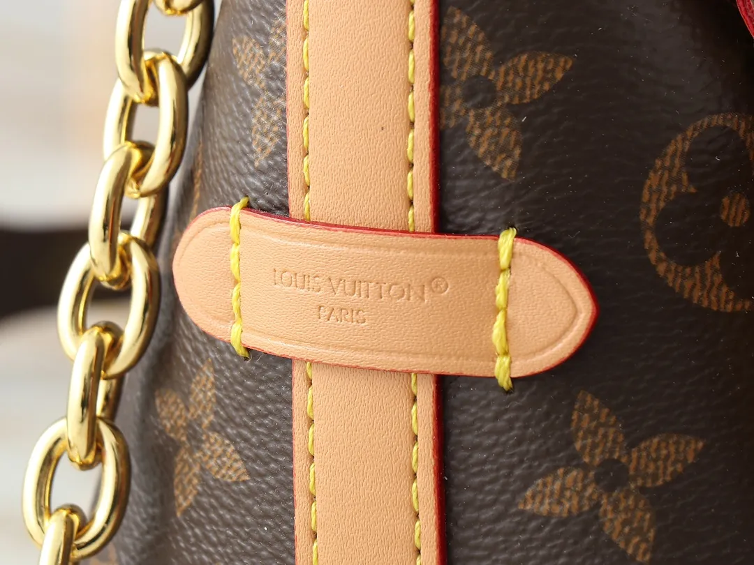 💰220💰Upgraded from the original M13014 M24860. This CarryAll BB handbag is made of Monogram canvas and decorated with Monogram flowers on the dazzling chain, lighting up day and night occasions with a trendy look. A leather name tag complements the lace-up closure, and an interior zippered pocket provides easy access to your credit cards. Dimensions: 26.0 x 17.0 x 10.0 cm (length x height x width)