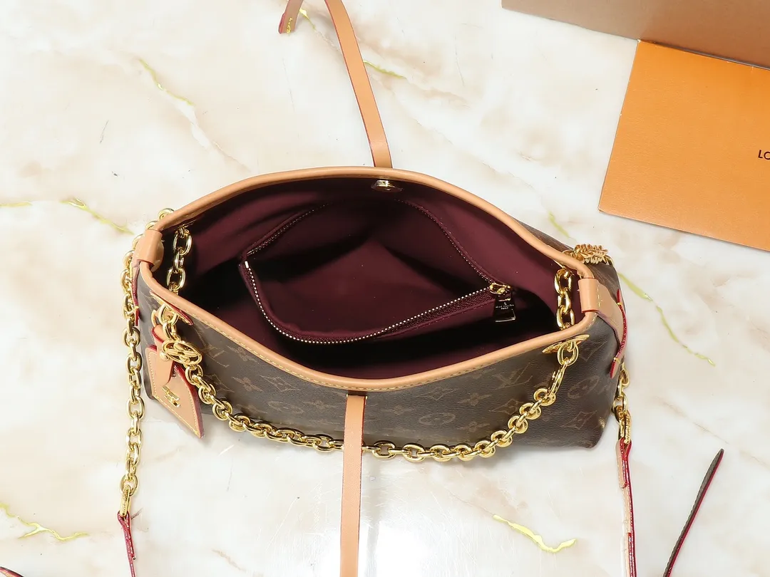 💰220💰Upgraded from the original M13014 M24860. This CarryAll BB handbag is made of Monogram canvas and decorated with Monogram flowers on the dazzling chain, lighting up day and night occasions with a trendy look. A leather name tag complements the lace-up closure, and an interior zippered pocket provides easy access to your credit cards. Dimensions: 26.0 x 17.0 x 10.0 cm (length x height x width)