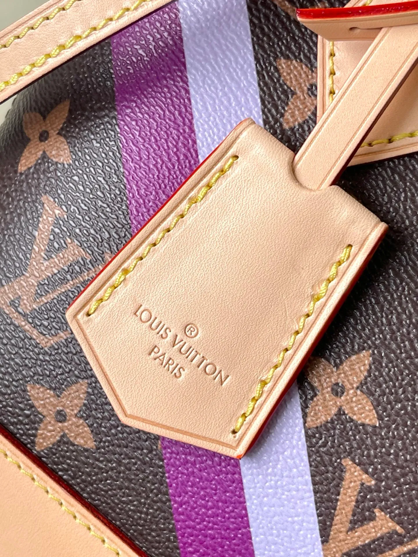 💰980 Top-quality original order M53152 print M01917 This Alma BB handbag comes from the Mon Monogram series. You can add a series of interesting elements at will to confidently show your personality. The Monogram canvas construction harkens back to the Art Deco style of 1934, while dazzling padlocks, keys, Toron handles and leather key holders add classic details. Dimensions: 17.5 x 11.5 x 23.5 cm (height x width x length)