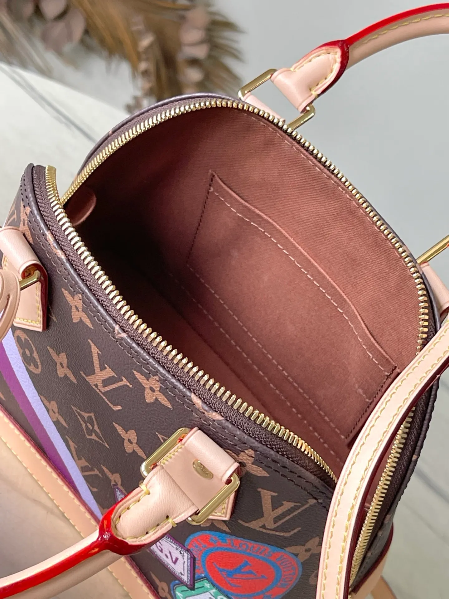 💰980 Top-quality original order M53152 print M01917 This Alma BB handbag comes from the Mon Monogram series. You can add a series of interesting elements at will to confidently show your personality. The Monogram canvas construction harkens back to the Art Deco style of 1934, while dazzling padlocks, keys, Toron handles and leather key holders add classic details. Dimensions: 17.5 x 11.5 x 23.5 cm (height x width x length)
