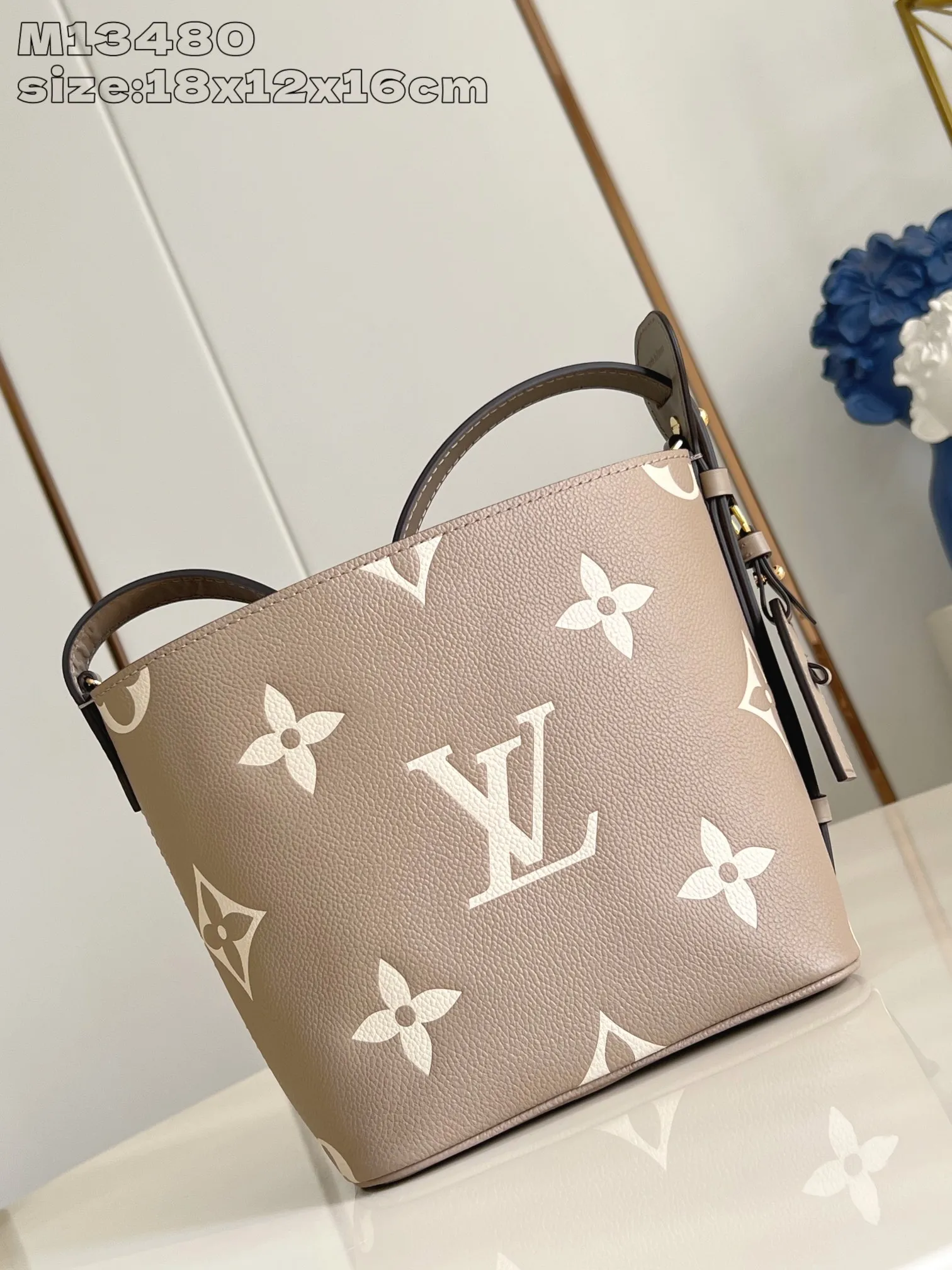💰1020 (top-grain leather) top-quality original individual real shot M13480 gray silk screen] M13045 This All In BB handbag is made of Monogram Empreinte leather with shiny metal parts, and the iconic padlock and nameplate highlight the classic style. The adjustable shoulder strap continues the brand's trunk-making heritage, and the leather shoulder strap adds cross-body and shoulder carry options. The foldable design enables the silhouette to be retracted and retracted freely, providing ample space for daily use. 18 x 12 x 16 cm (height x width x length)