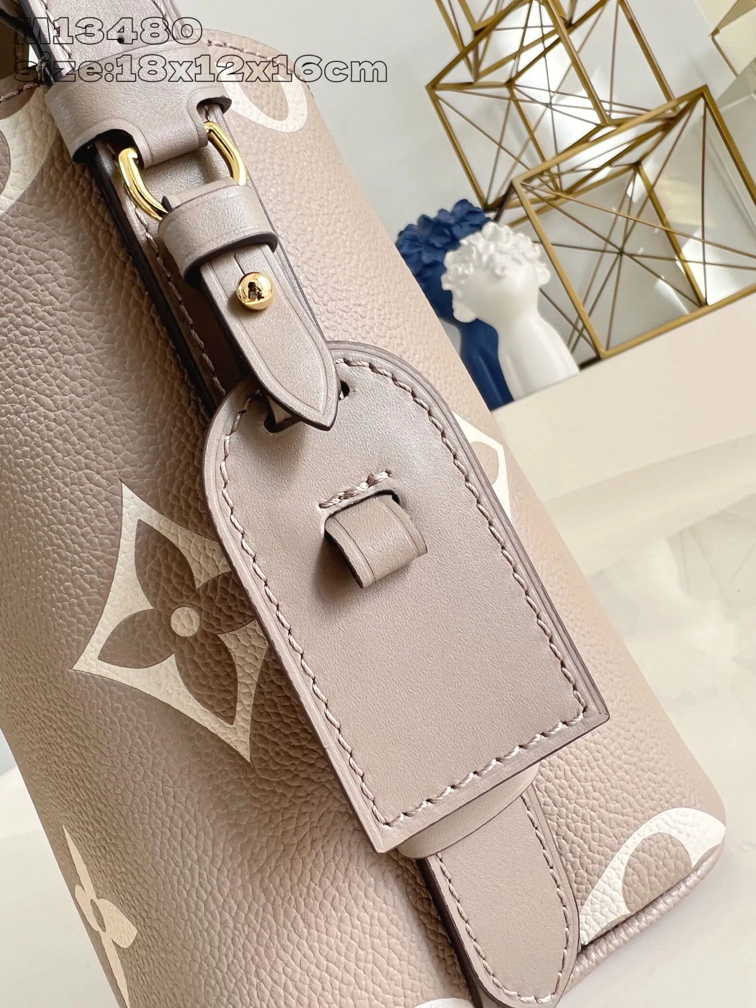 💰1020 (top-grain leather) top-quality original individual real shot M13480 gray silk screen] M13045 This All In BB handbag is made of Monogram Empreinte leather with shiny metal parts, and the iconic padlock and nameplate highlight the classic style. The adjustable shoulder strap continues the brand's trunk-making heritage, and the leather shoulder strap adds cross-body and shoulder carry options. The foldable design enables the silhouette to be retracted and retracted freely, providing ample space for daily use. 18 x 12 x 16 cm (height x width x length)
