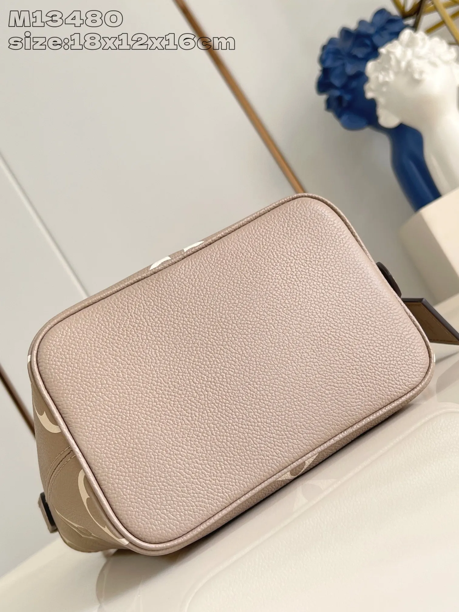 💰1020 (top-grain leather) top-quality original individual real shot M13480 gray silk screen] M13045 This All In BB handbag is made of Monogram Empreinte leather with shiny metal parts, and the iconic padlock and nameplate highlight the classic style. The adjustable shoulder strap continues the brand's trunk-making heritage, and the leather shoulder strap adds cross-body and shoulder carry options. The foldable design enables the silhouette to be retracted and retracted freely, providing ample space for daily use. 18 x 12 x 16 cm (height x width x length)