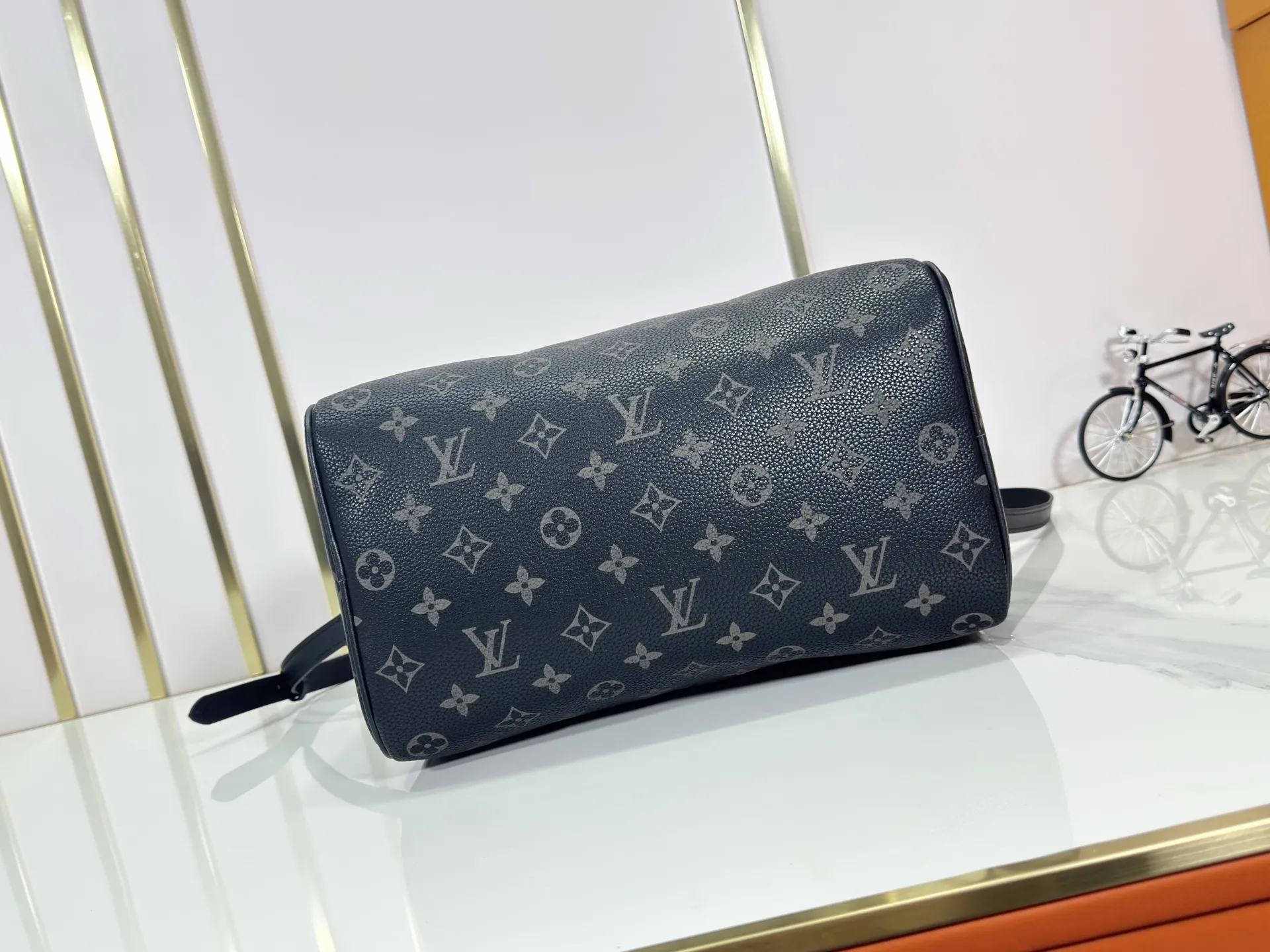 P320 upgraded original M26174 M26175 M26176 M26178 M26180 M24424 LV Speedy 30 Graffiti Pillow Bag Travel Bag Logo-level eye-catching texture and elegant temperament, casual and versatile, which is also the main reason why I bought it. With the soft and tender lambskin material, in short, it can handle various styles of commuting and leisure bags, and it is not a loss. Dimensions: 30×21x17