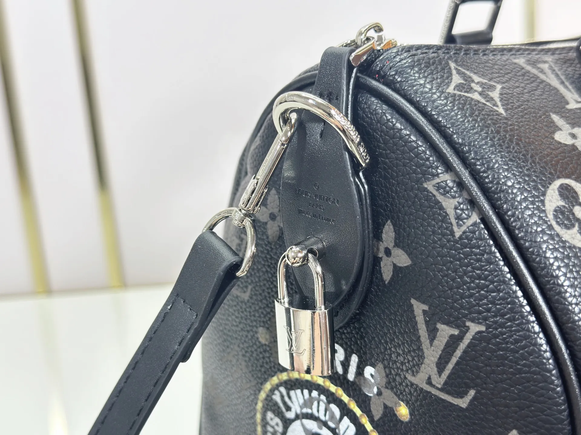P320 upgraded original M26174 M26175 M26176 M26178 M26180 M24424 LV Speedy 30 Graffiti Pillow Bag Travel Bag Logo-level eye-catching texture and elegant temperament, casual and versatile, which is also the main reason why I bought it. With the soft and tender lambskin material, in short, it can handle various styles of commuting and leisure bags, and it is not a loss. Dimensions: 30×21x17