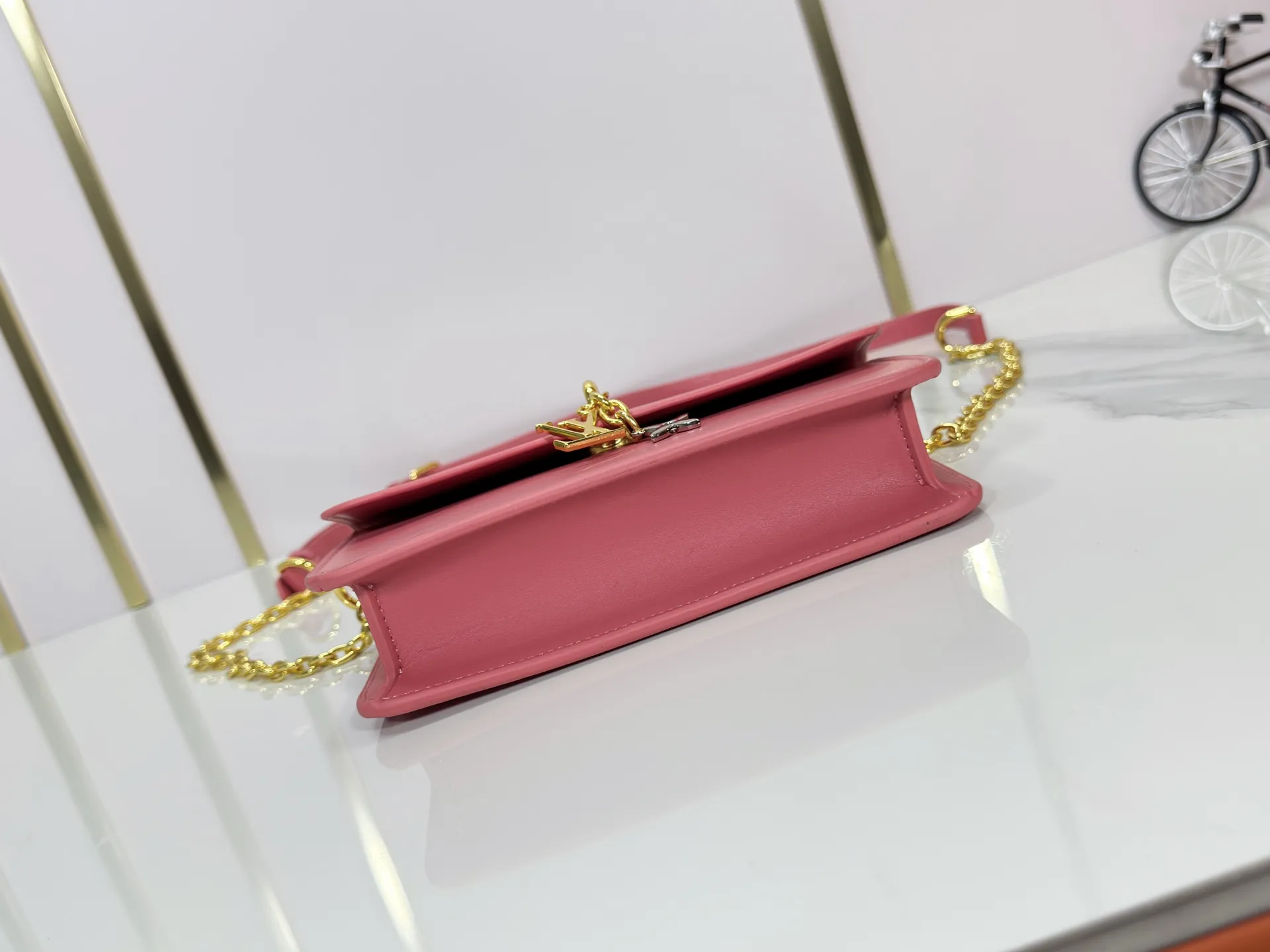 P240 M14564 M14547 M14581 M14549 M14548 Official website latest🆕Spring and summer commuter chain card holder, hijab with original LV letter hardware, original frosted leather, fine and soft leather, exquisite and compact version, equipped with three card slots, which can insert cards💳 and can hold mobile phones📱! Equipped with a ⛓chain shoulder strap, it can be worn 🉑on one shoulder🉑cross the body. When the chains ⛓ are overlapped, it can be carried under the armpits or directly used as a clutch bag! One bag, multiple ways to carry it, looks great and is very practical! Size: 20×11.5×4CM
