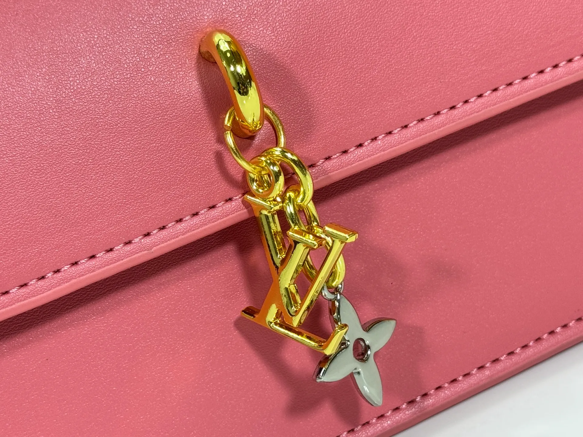 P240 M14564 M14547 M14581 M14549 M14548 Official website latest🆕Spring and summer commuter chain card holder, hijab with original LV letter hardware, original frosted leather, fine and soft leather, exquisite and compact version, equipped with three card slots, which can insert cards💳 and can hold mobile phones📱! Equipped with a ⛓chain shoulder strap, it can be worn 🉑on one shoulder🉑cross the body. When the chains ⛓ are overlapped, it can be carried under the armpits or directly used as a clutch bag! One bag, multiple ways to carry it, looks great and is very practical! Size: 20×11.5×4CM