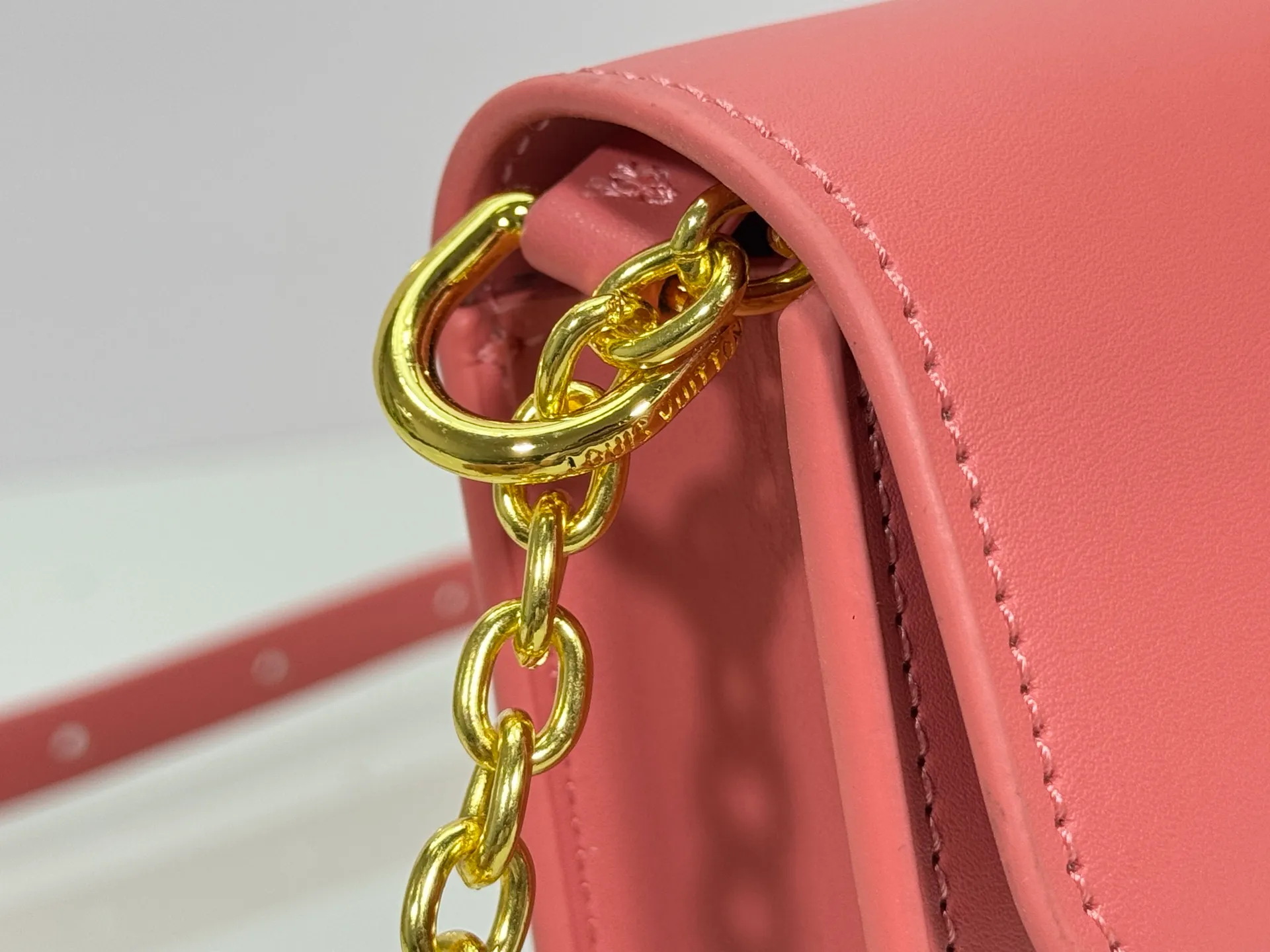 P240 M14564 M14547 M14581 M14549 M14548 Official website latest🆕Spring and summer commuter chain card holder, hijab with original LV letter hardware, original frosted leather, fine and soft leather, exquisite and compact version, equipped with three card slots, which can insert cards💳 and can hold mobile phones📱! Equipped with a ⛓chain shoulder strap, it can be worn 🉑on one shoulder🉑cross the body. When the chains ⛓ are overlapped, it can be carried under the armpits or directly used as a clutch bag! One bag, multiple ways to carry it, looks great and is very practical! Size: 20×11.5×4CM