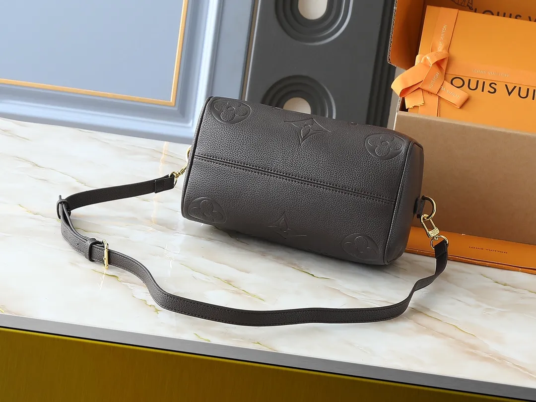 💰260💰Upgraded from the original M46736 M59273 M58947 M21464 M59609, the Speedy Bandoulière 25 handbag makes an eye-catching reappearance in the 2021 autumn Wild at Heart capsule series. It is embossed with oversized LV letters in Monogram Empreinte leather, and the detachable shoulder strap adds a crossbody option. Dimensions: 25.0 x 19.0 x 15.0 cm (L x H x W).