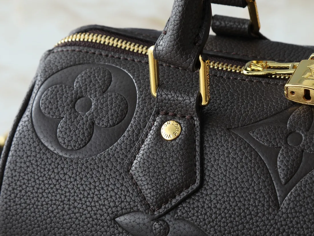 💰260💰Upgraded from the original M46736 M59273 M58947 M21464 M59609, the Speedy Bandoulière 25 handbag makes an eye-catching reappearance in the 2021 autumn Wild at Heart capsule series. It is embossed with oversized LV letters in Monogram Empreinte leather, and the detachable shoulder strap adds a crossbody option. Dimensions: 25.0 x 19.0 x 15.0 cm (L x H x W).