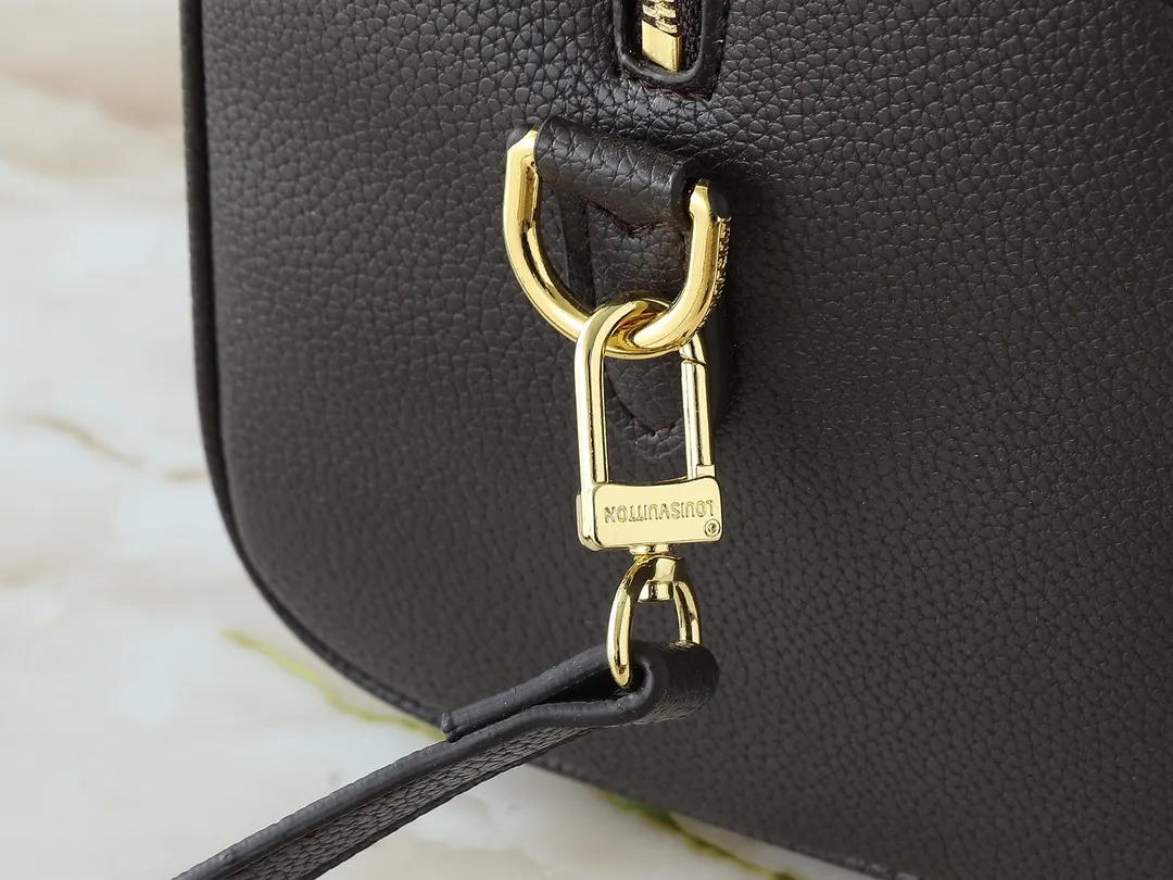 💰260💰Upgraded from the original M46736 M59273 M58947 M21464 M59609, the Speedy Bandoulière 25 handbag makes an eye-catching reappearance in the 2021 autumn Wild at Heart capsule series. It is embossed with oversized LV letters in Monogram Empreinte leather, and the detachable shoulder strap adds a crossbody option. Dimensions: 25.0 x 19.0 x 15.0 cm (L x H x W).