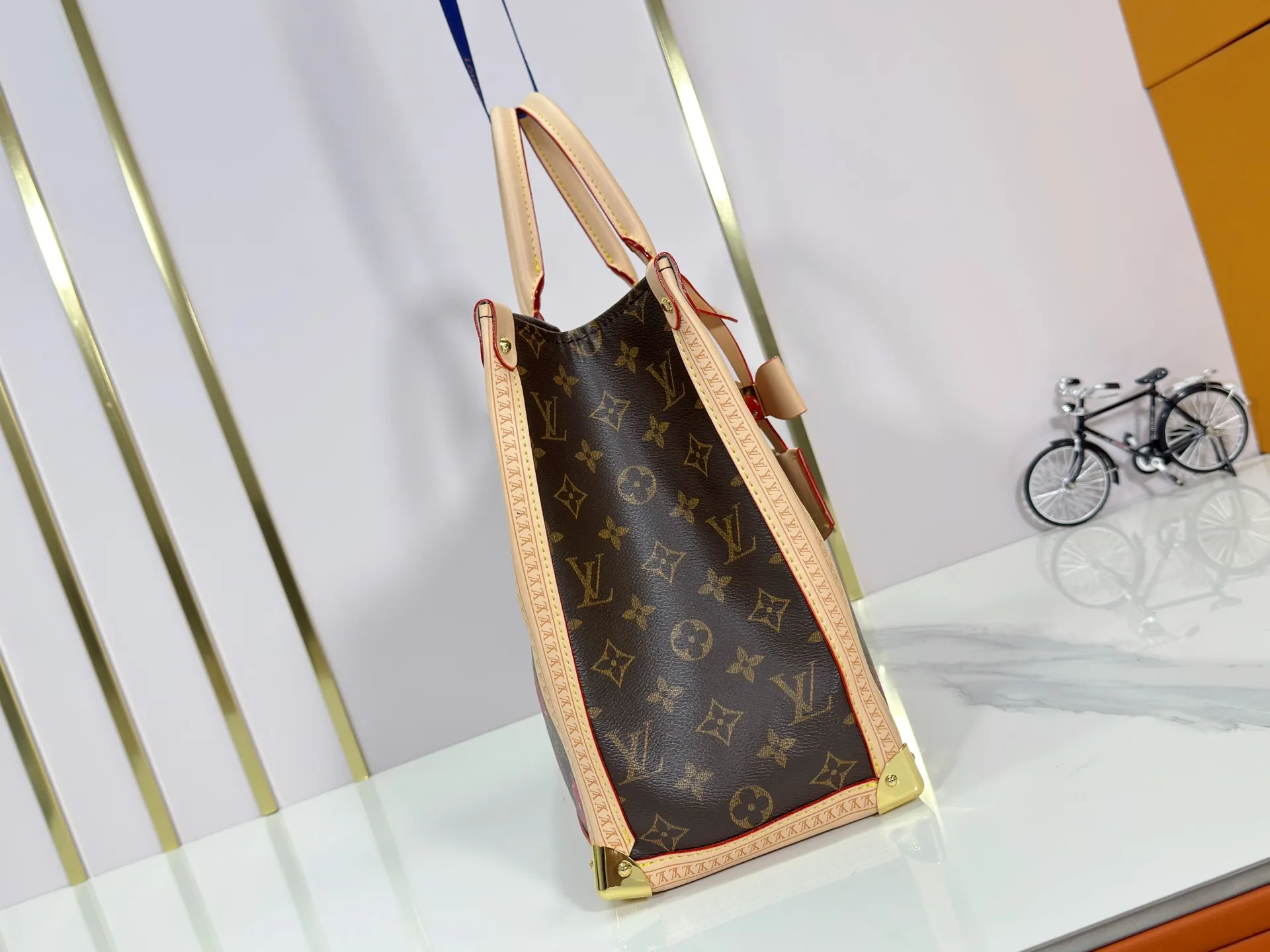 P320 upgrades the original M13079 Louis Vuitton x Takashi Murakami reissue series with a smart interpretation of the OnTheGo medium handbag. The colorful Monogram canvas body, cowhide leather trim and LV x TM key bag highlight the sophisticated style. The shiny corners recall the design of traditional Louis Vuitton luggage, and the shoulder strap and top handle allow for multiple carrying methods. Dimensions: 35.0 x 27.0 x 14.0 cm (length x height x width)