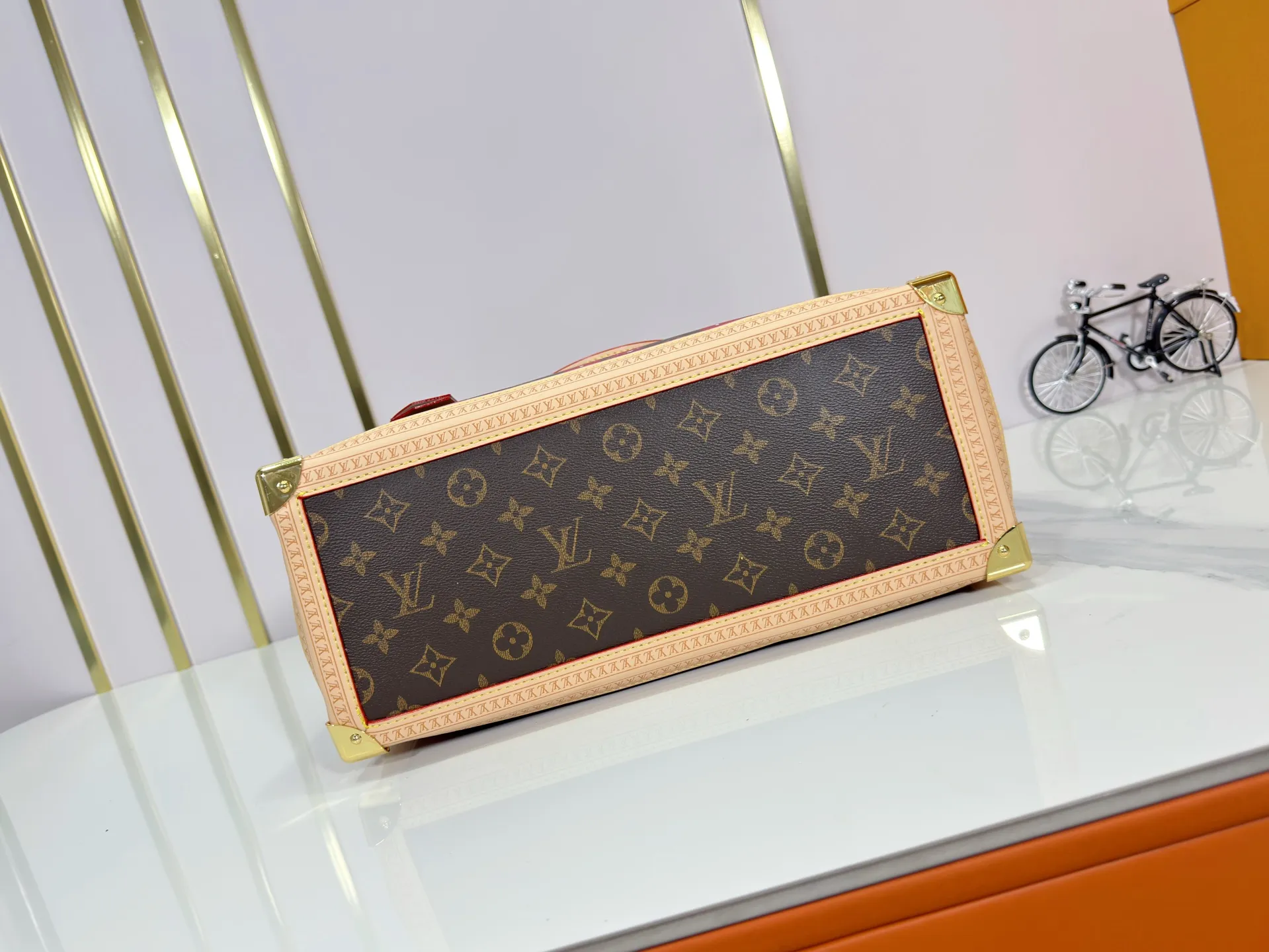 P320 upgrades the original M13079 Louis Vuitton x Takashi Murakami reissue series with a smart interpretation of the OnTheGo medium handbag. The colorful Monogram canvas body, cowhide leather trim and LV x TM key bag highlight the sophisticated style. The shiny corners recall the design of traditional Louis Vuitton luggage, and the shoulder strap and top handle allow for multiple carrying methods. Dimensions: 35.0 x 27.0 x 14.0 cm (length x height x width)