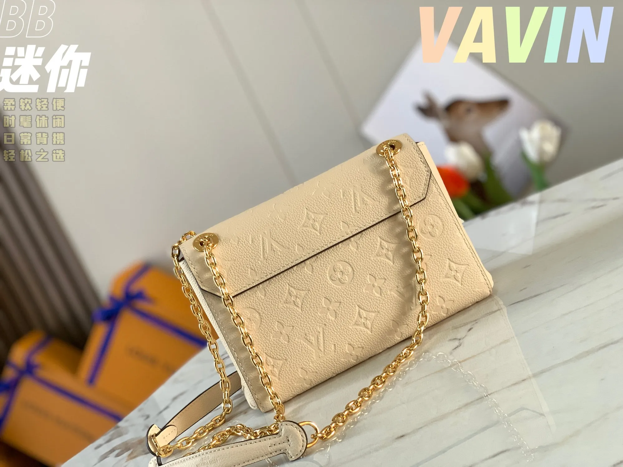 P1360 [Original leather💋 M44550 milky white embossed] Made of smooth and embossed Monogram Empreinte Combining silky and textured textures, the hook buckle pays tribute to the design of Louis Vuitton luggage, and is paired with a chain shoulder strap to add contrast. The compact shape contains ample capacity, and is made of a mixture of cowhide leather. This small Vavin handbag features a bright and eye-catching lock design. It is soft, lightweight, fashionable and casual, and is an easy choice for daily carrying. It is equipped with an adjustable leather chain strap, which can be carried on the shoulder or crossbody. Detailed size 21x15x8cm