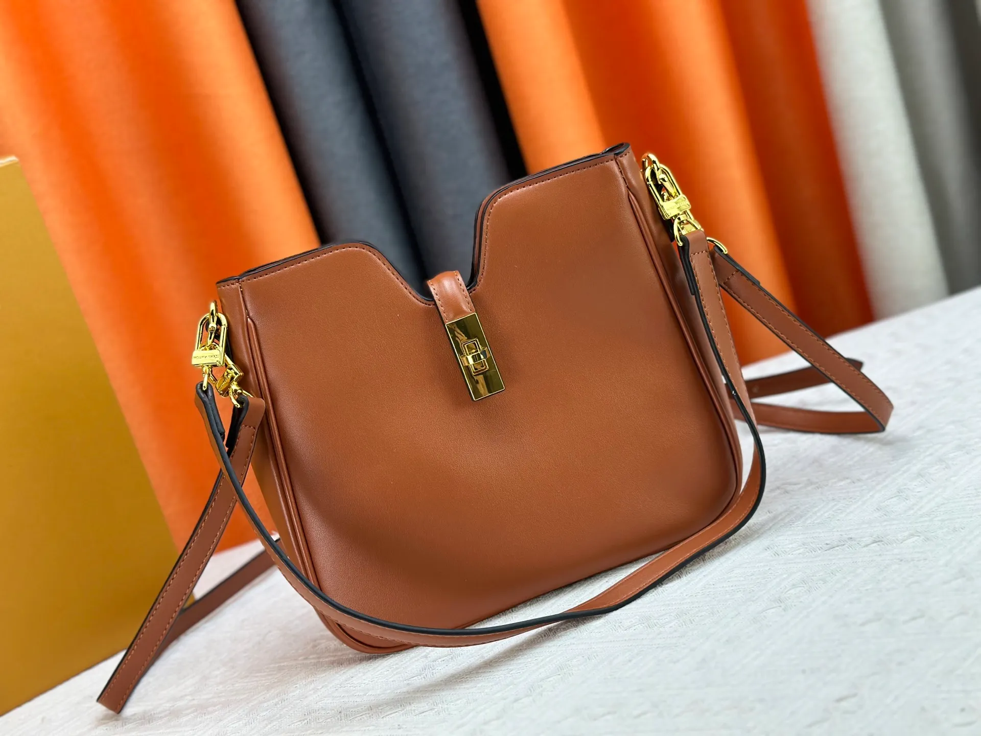 P300 small size M120693 M119563 Louis Vuitton's new style has quietly returned to the minimalist elegance. This new design has soft lines and uses the Hobo outline to outline a casual sense of calmness. This is a bag that deliberately attracts attention and captures people's hearts with its low-key and restrained charm. Internal zipper pocket Size: small 24.5x21.5x5cm large 36×29.5×7cm