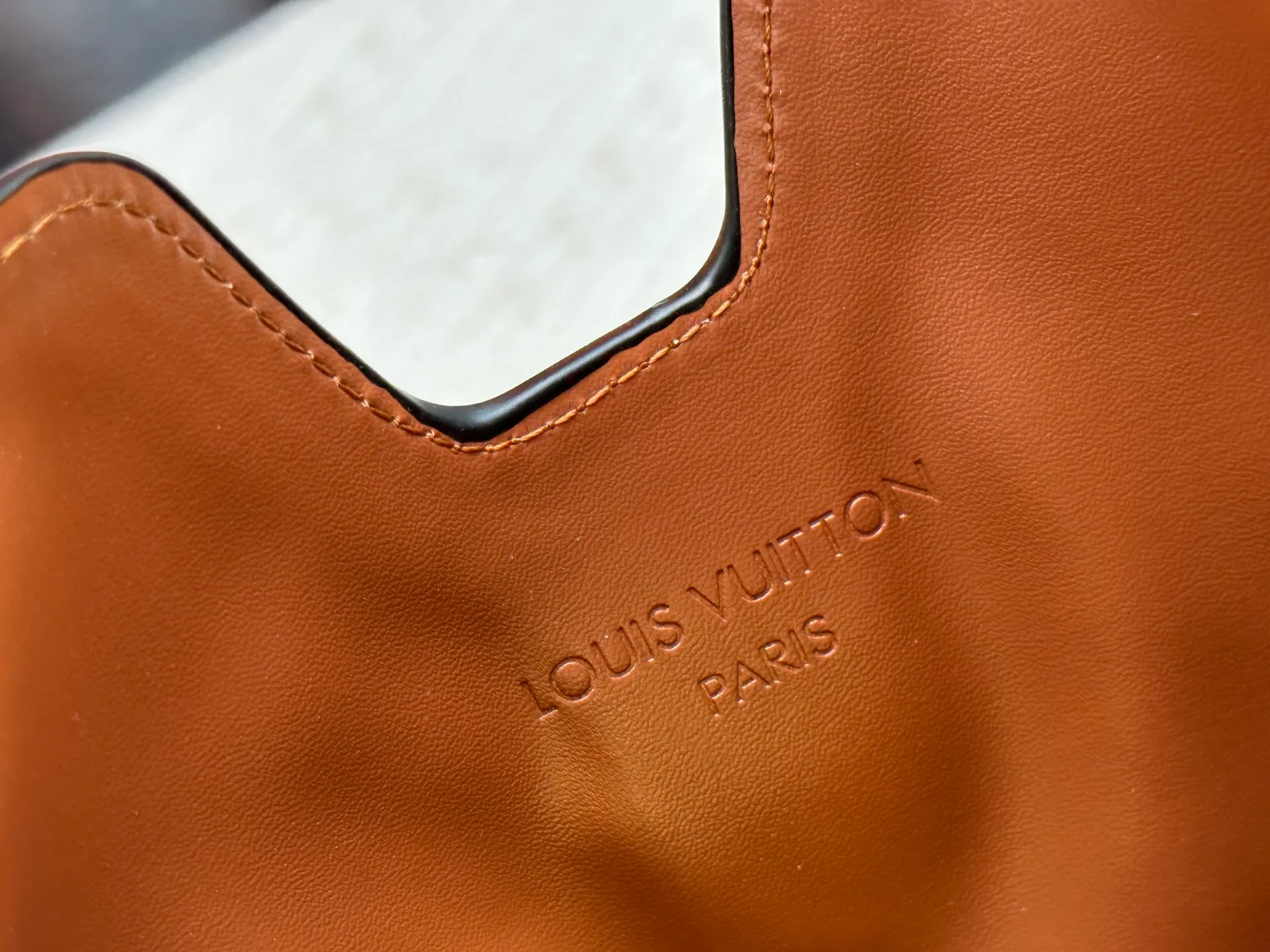 P300 small size M120693 M119563 Louis Vuitton's new style has quietly returned to the minimalist elegance. This new design has soft lines and uses the Hobo outline to outline a casual sense of calmness. This is a bag that deliberately attracts attention and captures people's hearts with its low-key and restrained charm. Internal zipper pocket Size: small 24.5x21.5x5cm large 36×29.5×7cm