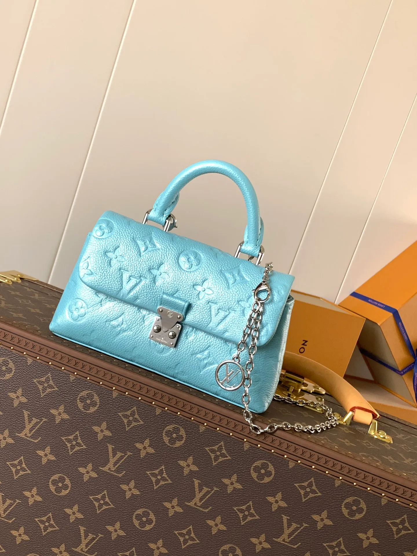 💰840 (top layer leather) top original order, transcoding chip M12145 white M12144 black M12211 blue customized first layer cowhide, steel buckle This Nano Madeleine handbag uses Monogram Empreinte leather to interpret the pocket version of the Madeleine handbag, with a classic S-lock buckle and a detachable chain embellished with the LV Circle logo. Plenty of space to accommodate daily needs, suitable for hand-held, shoulder or cross-body wear.  12.5 x 6 x 21 cm (H x W x L) Soft-grained cowhide Leather trim Textile lining Metal hardware Patch pocket with card compartment Organ compartment S-lock Chain: Z06 Chain half length: 56.0 cm Handle: Single handle This product is made in one of France, Spain, Italy and the United States