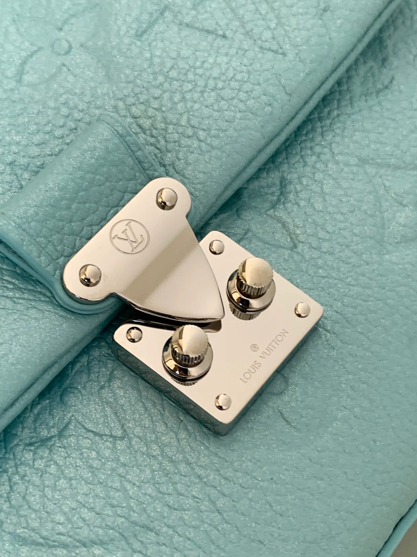 💰840 (top layer leather) top original order, transcoding chip M12145 white M12144 black M12211 blue customized first layer cowhide, steel buckle This Nano Madeleine handbag uses Monogram Empreinte leather to interpret the pocket version of the Madeleine handbag, with a classic S-lock buckle and a detachable chain embellished with the LV Circle logo. Plenty of space to accommodate daily needs, suitable for hand-held, shoulder or cross-body wear.  12.5 x 6 x 21 cm (H x W x L) Soft-grained cowhide Leather trim Textile lining Metal hardware Patch pocket with card compartment Organ compartment S-lock Chain: Z06 Chain half length: 56.0 cm Handle: Single handle This product is made in one of France, Spain, Italy and the United States
