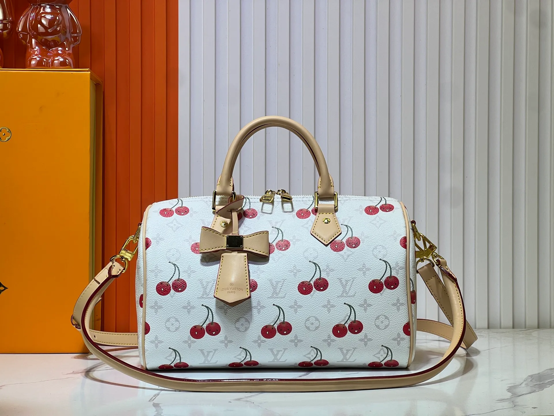 Batch 320💰M17089 M40391 Louis Vuitton collaborated with Japanese M artist Takashi Murakami for the first time in 2003 and launched the classic "Color Monogram" series, which immediately caused a trend storm. The "Cherry Series" launched in 2005 is based on Murakami's design, integrating cherry elements into LV's classic Monogram canvas, showing the perfect combination of art and fashion. Size: 30x21x17