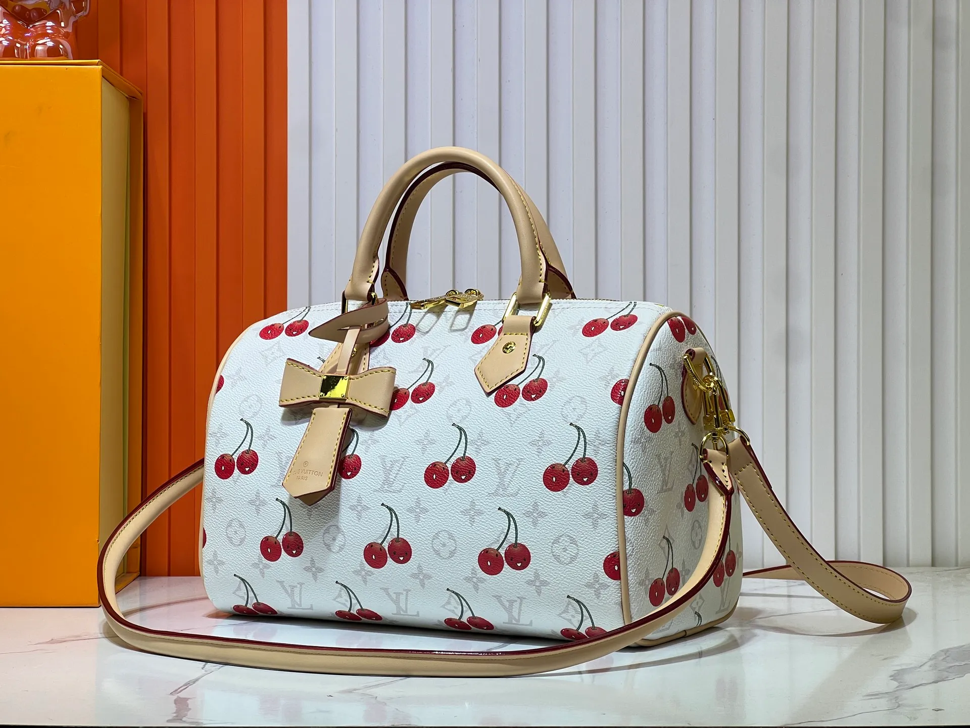 Batch 320💰M17089 M40391 Louis Vuitton collaborated with Japanese M artist Takashi Murakami for the first time in 2003 and launched the classic "Color Monogram" series, which immediately caused a trend storm. The "Cherry Series" launched in 2005 is based on Murakami's design, integrating cherry elements into LV's classic Monogram canvas, showing the perfect combination of art and fashion. Size: 30x21x17