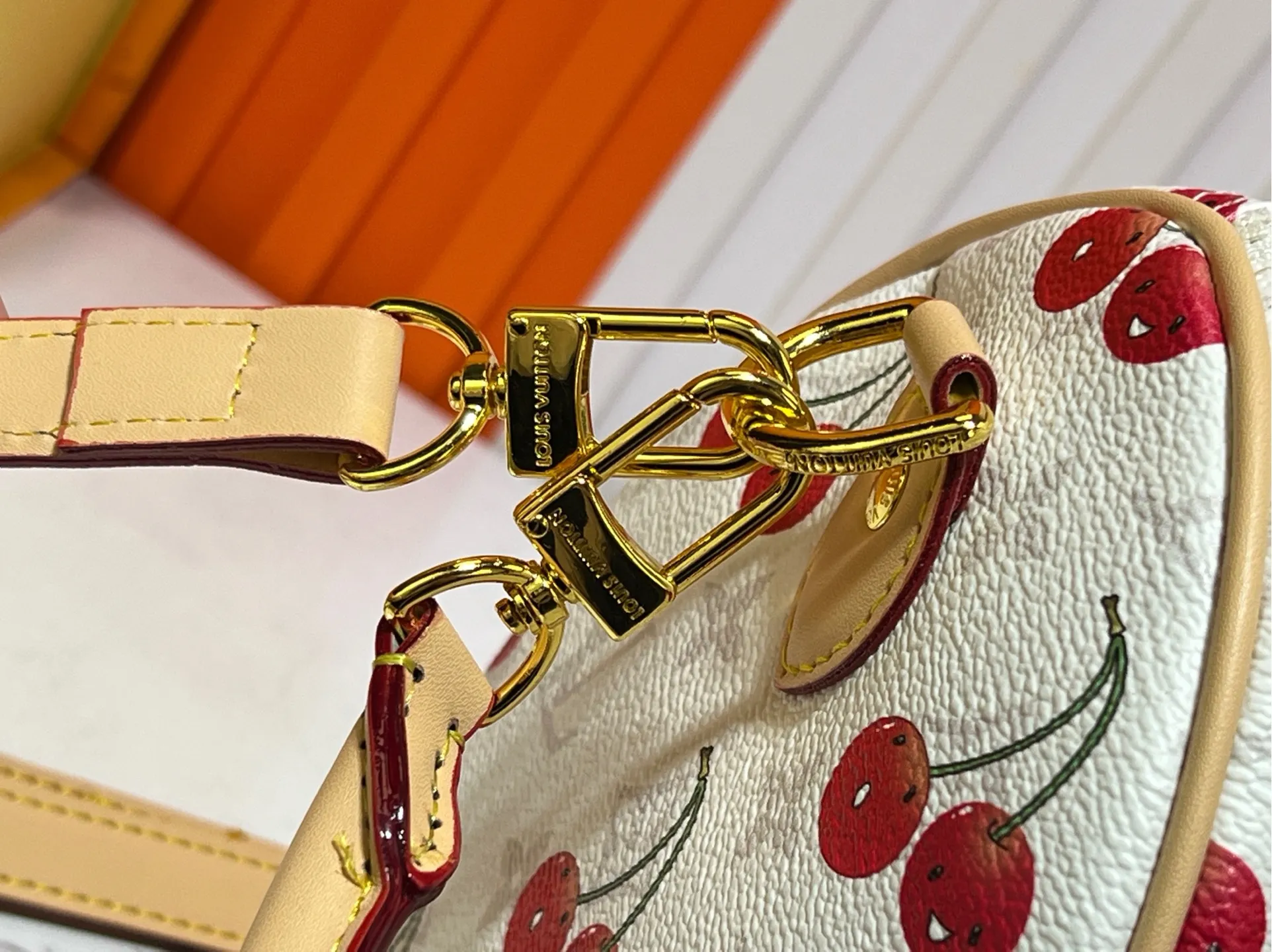 Batch 320💰M17089 M40391 Louis Vuitton collaborated with Japanese M artist Takashi Murakami for the first time in 2003 and launched the classic "Color Monogram" series, which immediately caused a trend storm. The "Cherry Series" launched in 2005 is based on Murakami's design, integrating cherry elements into LV's classic Monogram canvas, showing the perfect combination of art and fashion. Size: 30x21x17