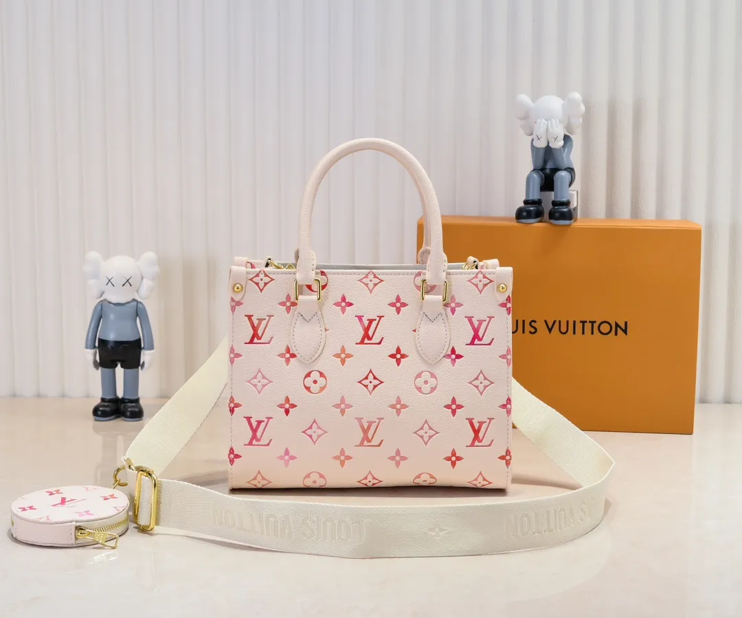 Batch 300💰M46373 This small OnTheGo handbag comes from the Sunrise Aquarelle series. It is made of colorful Monogram Empreinte leather and is infused with watercolor effect LV letters and Monogram flowers, delicately depicting the rising sun. The silk-screen luster is like crystal clear morning dew, and the rolled leather handles and detachable and adjustable shoulder strap allow for a variety of carrying methods. Size: 25x11x19cm