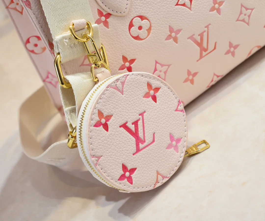 Batch 300💰M46373 This small OnTheGo handbag comes from the Sunrise Aquarelle series. It is made of colorful Monogram Empreinte leather and is infused with watercolor effect LV letters and Monogram flowers, delicately depicting the rising sun. The silk-screen luster is like crystal clear morning dew, and the rolled leather handles and detachable and adjustable shoulder strap allow for a variety of carrying methods. Size: 25x11x19cm