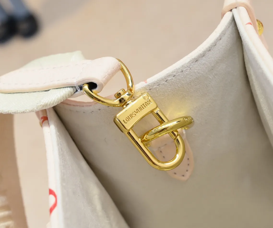 Batch 300💰M46373 This small OnTheGo handbag comes from the Sunrise Aquarelle series. It is made of colorful Monogram Empreinte leather and is infused with watercolor effect LV letters and Monogram flowers, delicately depicting the rising sun. The silk-screen luster is like crystal clear morning dew, and the rolled leather handles and detachable and adjustable shoulder strap allow for a variety of carrying methods. Size: 25x11x19cm