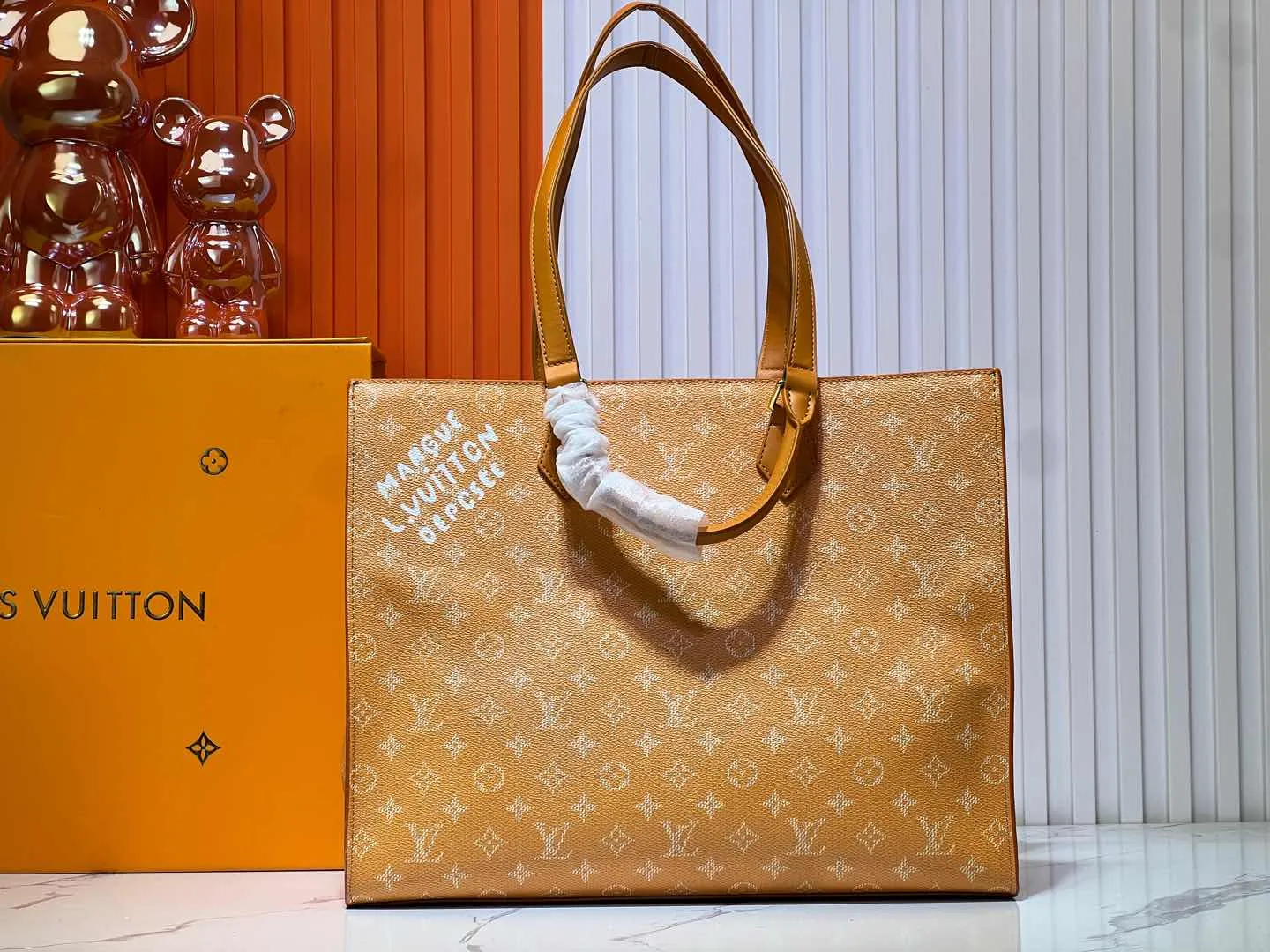 Batch 320💰M12683 This Sac Plat 24H handbag is made of bright Monogram Heritage canvas, and the Marque L Vuitton Deposee logo of the original Damier canvas is transplanted here. The LV Yumu embossed Kamura bag is decorated in the shape of a dog's paw, and the long and short handles allow for shoulder or hand carry options. Size: 41x33x14cm