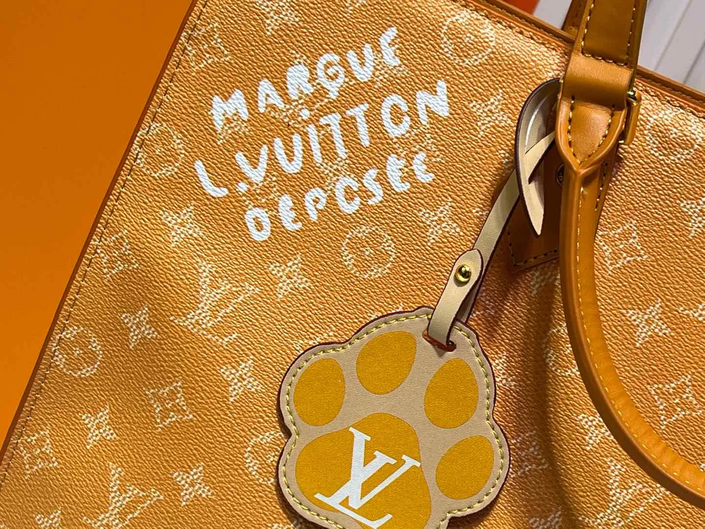 Batch 320💰M12683 This Sac Plat 24H handbag is made of bright Monogram Heritage canvas, and the Marque L Vuitton Deposee logo of the original Damier canvas is transplanted here. The LV Yumu embossed Kamura bag is decorated in the shape of a dog's paw, and the long and short handles allow for shoulder or hand carry options. Size: 41x33x14cm
