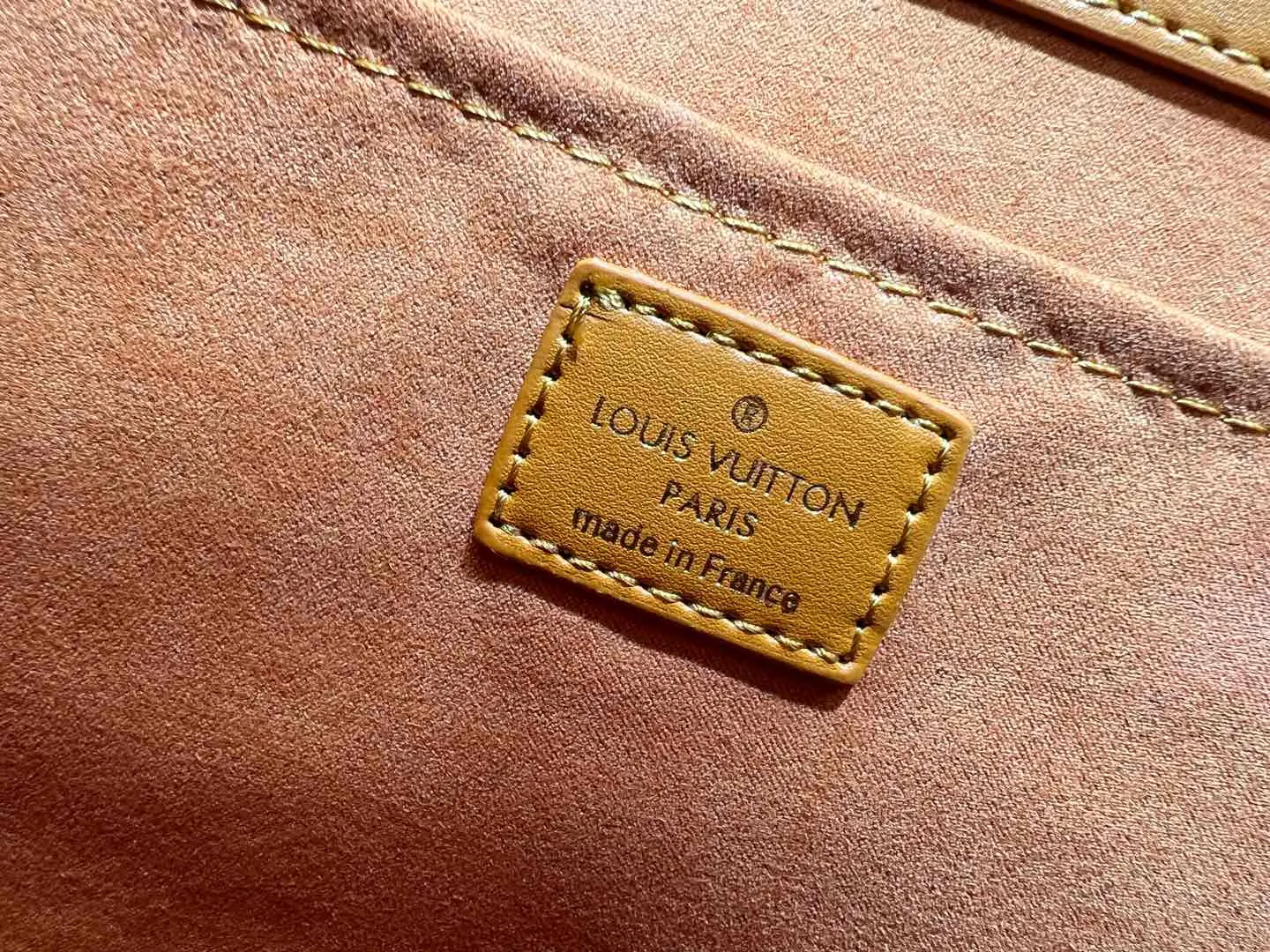 Batch 320💰M12683 This Sac Plat 24H handbag is made of bright Monogram Heritage canvas, and the Marque L Vuitton Deposee logo of the original Damier canvas is transplanted here. The LV Yumu embossed Kamura bag is decorated in the shape of a dog's paw, and the long and short handles allow for shoulder or hand carry options. Size: 41x33x14cm