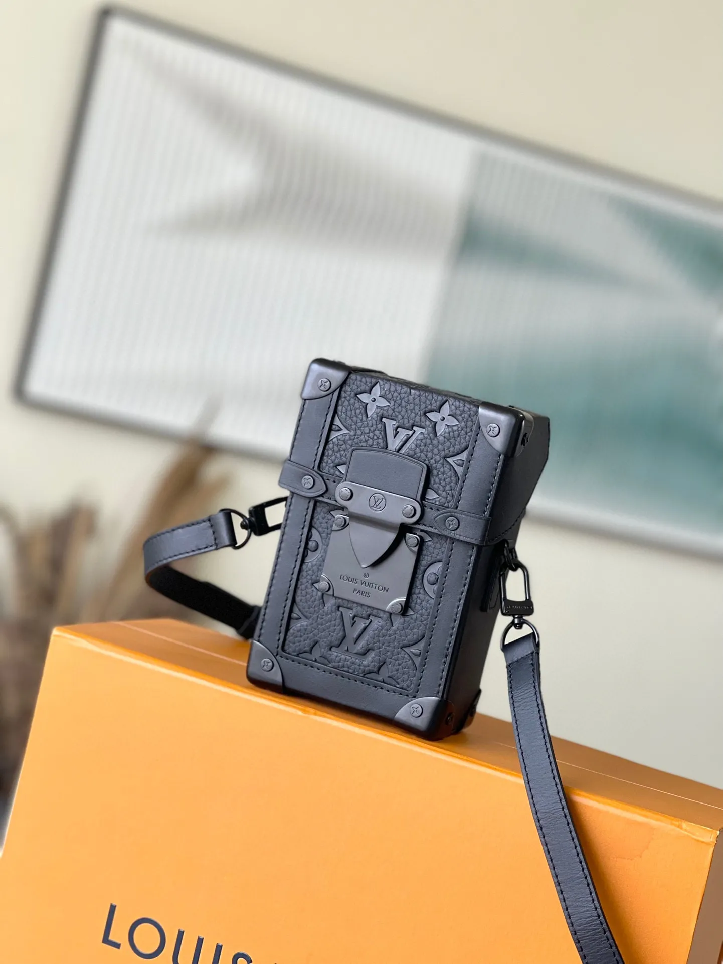 💰1180 (top-grain leather) top-quality original M82070 all-leather Vertical Trunk mini handbag showing the heritage and modern concept of box making. Taurillon leather is embossed with the classic Monogram pattern, it has a magnetic flap for secure storage and a removable and adjustable shoulder strap for easy shoulder wear. Dimensions: 10.7 x 17.5 x 6.8 cm