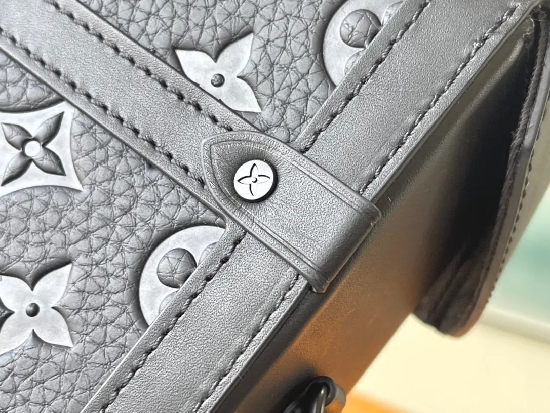 💰1180 (top-grain leather) top-quality original M82070 all-leather Vertical Trunk mini handbag showing the heritage and modern concept of box making. Taurillon leather is embossed with the classic Monogram pattern, it has a magnetic flap for secure storage and a removable and adjustable shoulder strap for easy shoulder wear. Dimensions: 10.7 x 17.5 x 6.8 cm