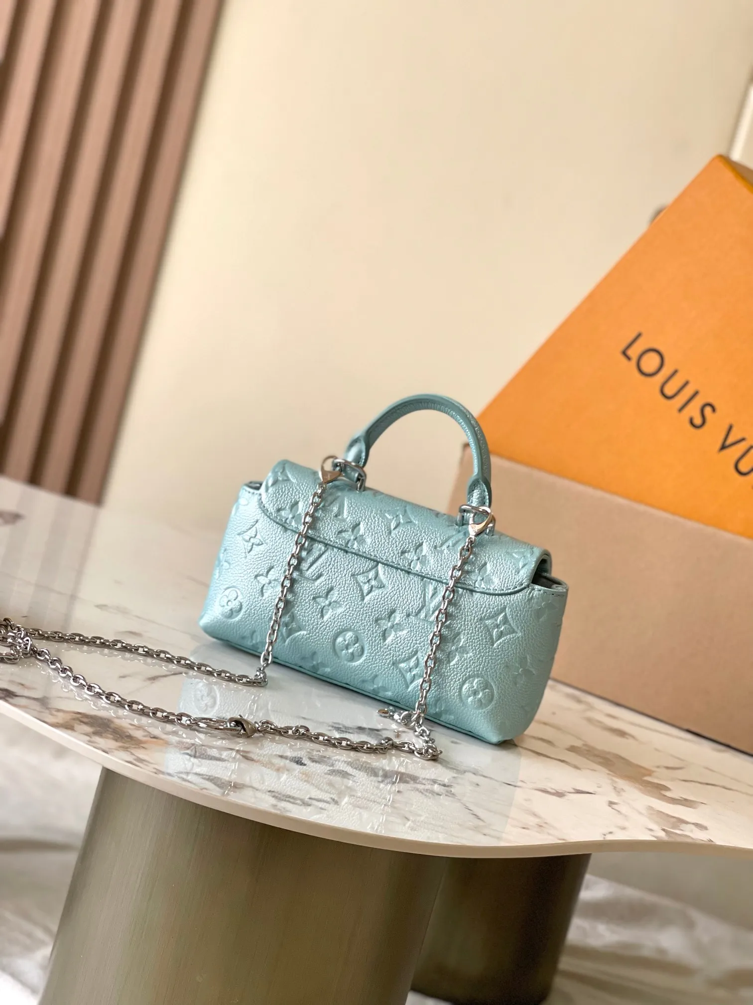 P2560 [Special grade MB original leather] This Nano Madeleine handbag uses Monogram Empreinte leather to interpret the pocket version of the Madeleine handbag. Model: M12211 blue chip version. Material: A-grade all-steel hardware, imported original fabric. Packaging: full set of original duty-free MB packaging. Size: 21*12.5*6CM