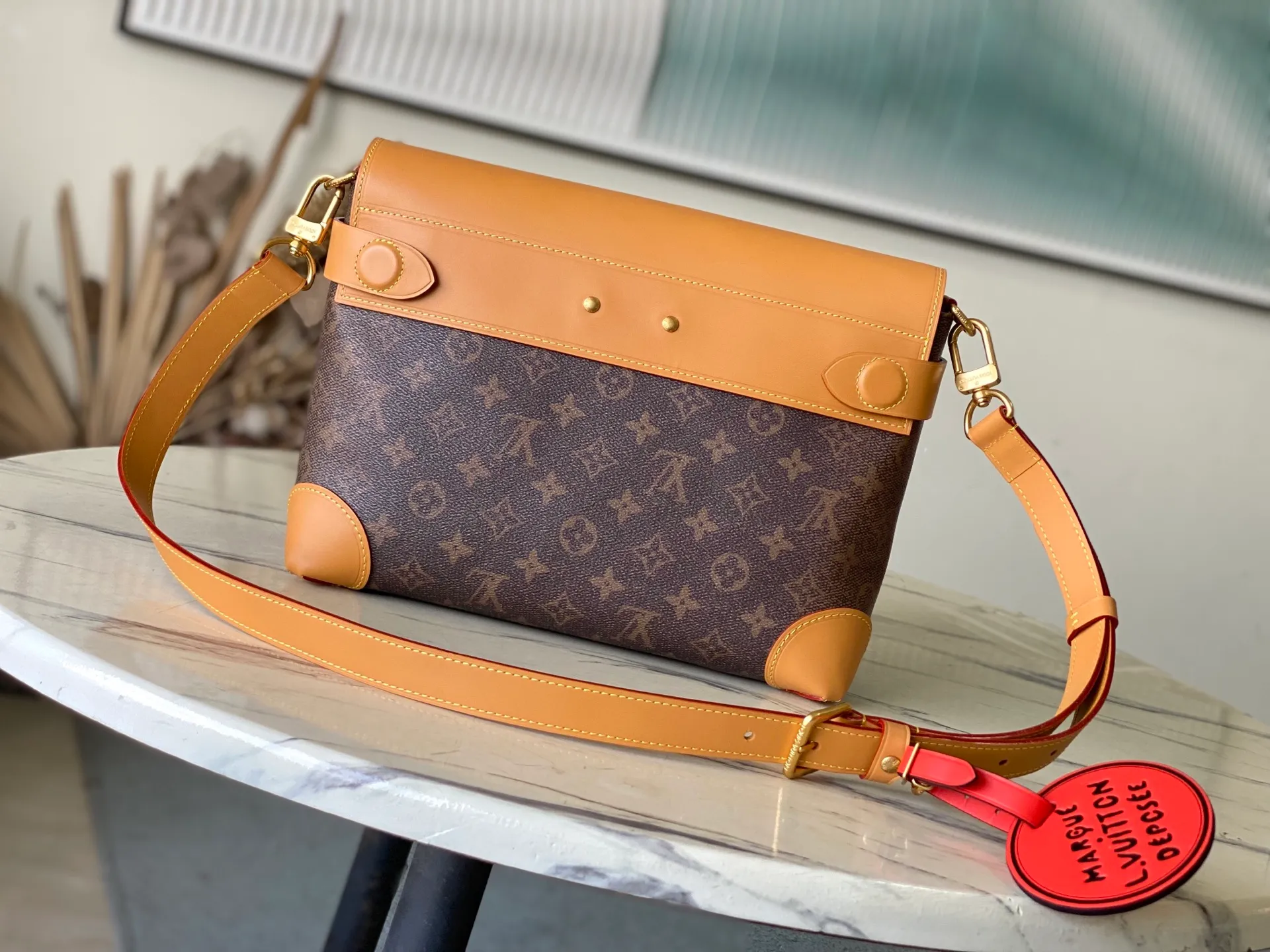 💰1360 Top Original M11533 This Steamer Crossbody handbag is made of Monogram Dust coated canvas with distressed cow leather trim, and is hung with a dazzling bead chain from a Louis Vuitton Marque Déposée inscribed padlock, showing the new Steamer series created by Pharrell Williams. 20 x 10 x 30 cm (height x width x length)